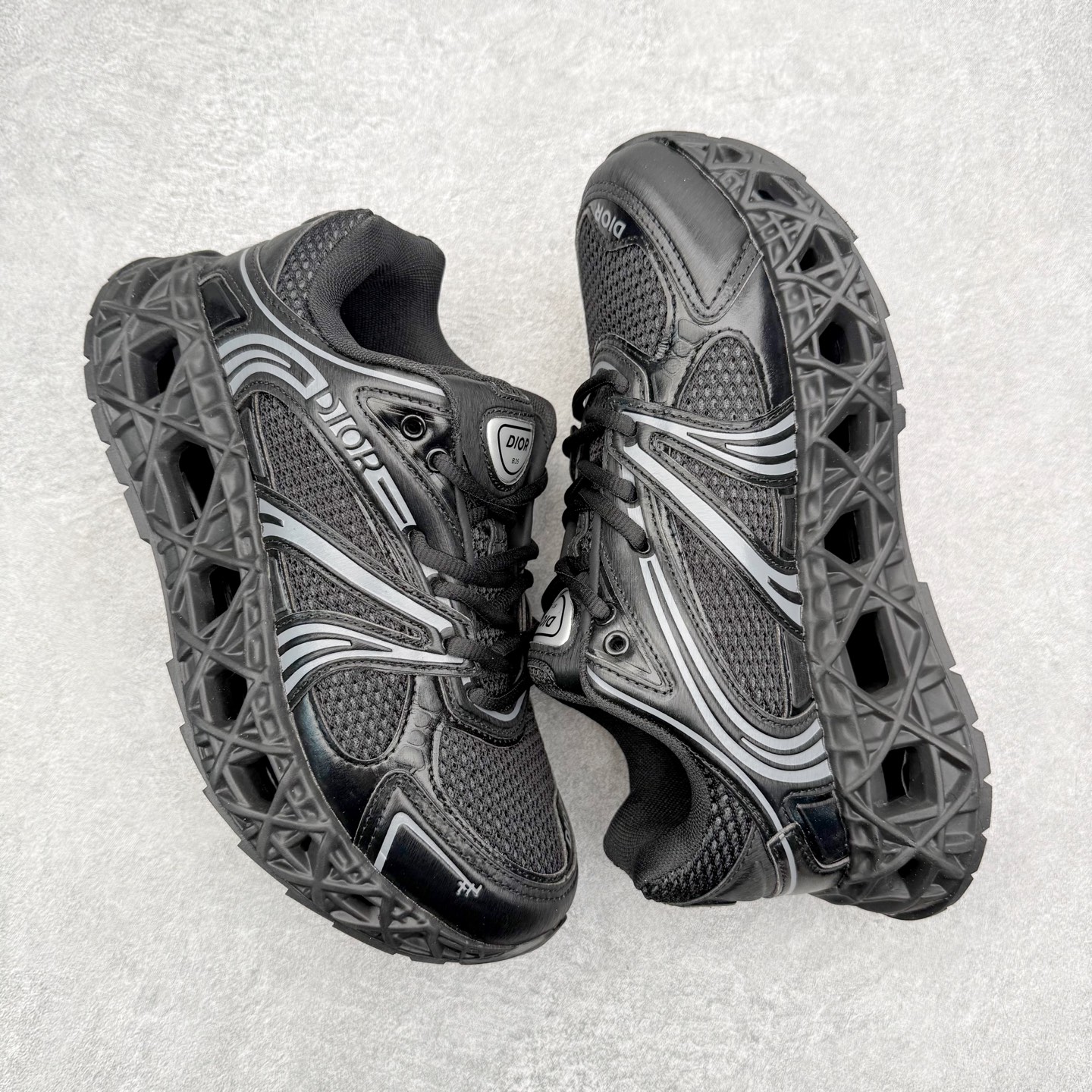 图片[3]-Dior x Kaws迪奥 联名款B35胶囊系列 镂空 网面 原版购入开发 做货 这款名为B35 NXT 的新款运动鞋，采用了 3D打印技术制成镂空式鞋底，鞋身部分则是十分契合当下审美的老爹鞋样式网面拼接与流畅线条布局，将复古千禧感与现代科技感浑然融为一体；且从当前已曝光的版本来看，这双新鞋款还提供了亮色系、暗色系，以及复古低饱和色系等不同风格配色方案选择，在不同风格造型中都有着十分不俗的兼容性。将前沿科技与复古审美相结合的鞋履新作 配送专柜精美包装🛍📦 ▪面料： 原版定制进口网面+科技面料 ▪内里：定制进口透气网里 ▪鞋底：原版开模防滑橡胶材质 ▪底厚：6CM ▪尺码： 35-45-选品中心