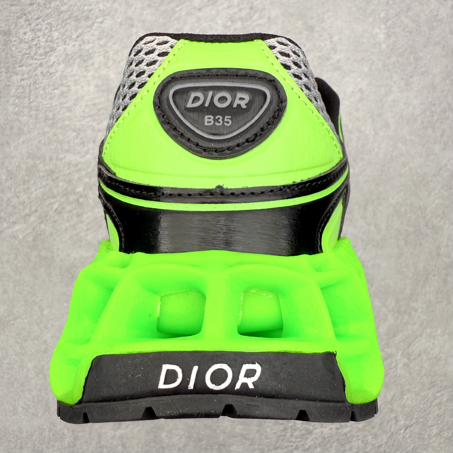 图片[8]-Dior x Kaws迪奥 联名款B35胶囊系列 镂空 网面 原版购入开发 做货 这款名为B35 NXT 的新款运动鞋，采用了 3D打印技术制成镂空式鞋底，鞋身部分则是十分契合当下审美的老爹鞋样式网面拼接与流畅线条布局，将复古千禧感与现代科技感浑然融为一体；且从当前已曝光的版本来看，这双新鞋款还提供了亮色系、暗色系，以及复古低饱和色系等不同风格配色方案选择，在不同风格造型中都有着十分不俗的兼容性。将前沿科技与复古审美相结合的鞋履新作 配送专柜精美包装🛍📦 ▪面料： 原版定制进口网面+科技面料 ▪内里：定制进口透气网里 ▪鞋底：原版开模防滑橡胶材质 ▪底厚：6CM ▪尺码： 35-45-选品中心