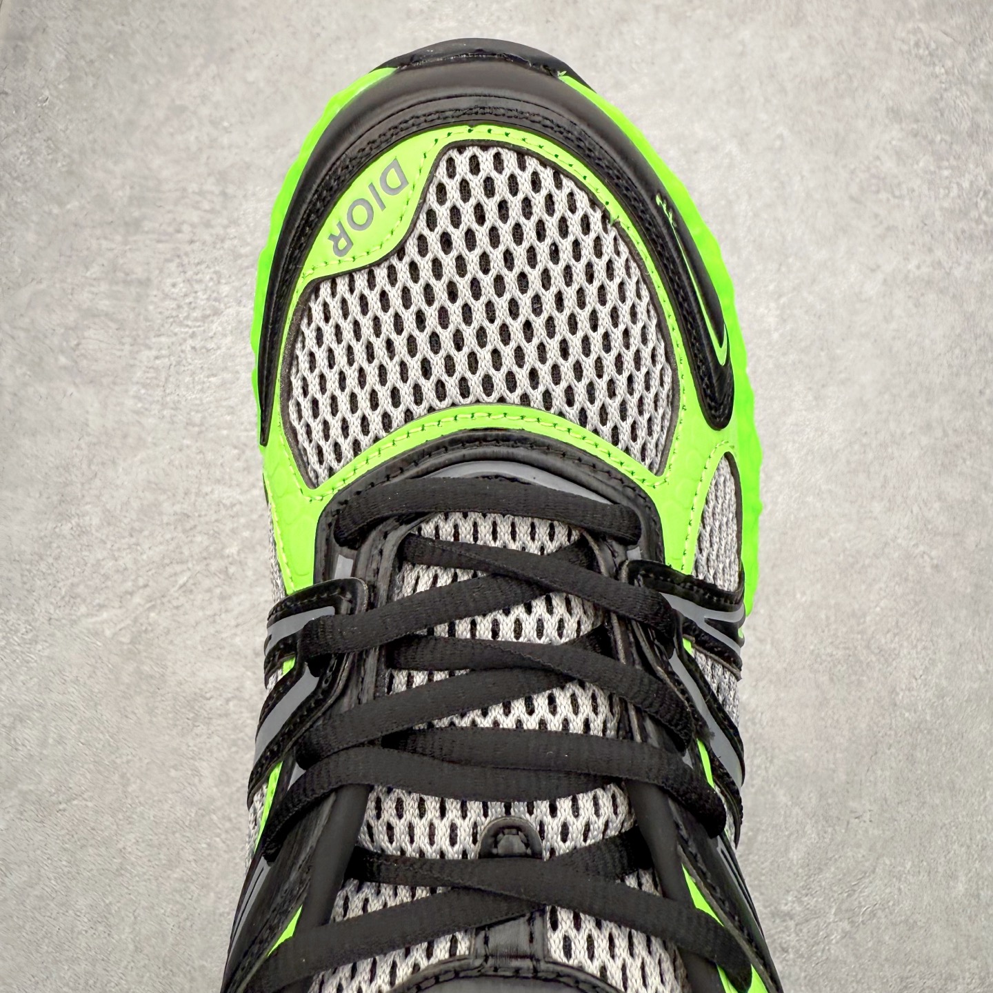 图片[4]-Dior x Kaws迪奥 联名款B35胶囊系列 镂空 网面 原版购入开发 做货 这款名为B35 NXT 的新款运动鞋，采用了 3D打印技术制成镂空式鞋底，鞋身部分则是十分契合当下审美的老爹鞋样式网面拼接与流畅线条布局，将复古千禧感与现代科技感浑然融为一体；且从当前已曝光的版本来看，这双新鞋款还提供了亮色系、暗色系，以及复古低饱和色系等不同风格配色方案选择，在不同风格造型中都有着十分不俗的兼容性。将前沿科技与复古审美相结合的鞋履新作 配送专柜精美包装🛍📦 ▪面料： 原版定制进口网面+科技面料 ▪内里：定制进口透气网里 ▪鞋底：原版开模防滑橡胶材质 ▪底厚：6CM ▪尺码： 35-45-选品中心