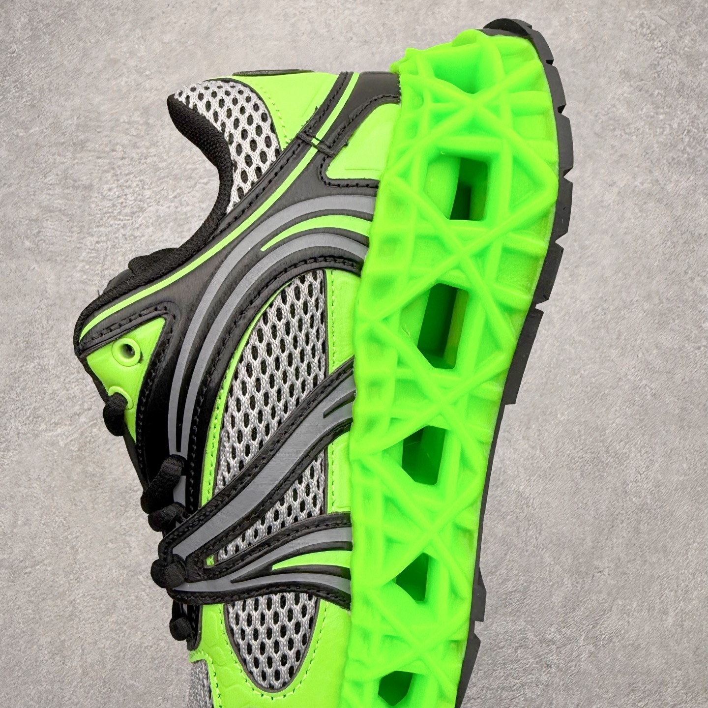 图片[7]-Dior x Kaws迪奥 联名款B35胶囊系列 镂空 网面 原版购入开发 做货 这款名为B35 NXT 的新款运动鞋，采用了 3D打印技术制成镂空式鞋底，鞋身部分则是十分契合当下审美的老爹鞋样式网面拼接与流畅线条布局，将复古千禧感与现代科技感浑然融为一体；且从当前已曝光的版本来看，这双新鞋款还提供了亮色系、暗色系，以及复古低饱和色系等不同风格配色方案选择，在不同风格造型中都有着十分不俗的兼容性。将前沿科技与复古审美相结合的鞋履新作 配送专柜精美包装🛍📦 ▪面料： 原版定制进口网面+科技面料 ▪内里：定制进口透气网里 ▪鞋底：原版开模防滑橡胶材质 ▪底厚：6CM ▪尺码： 35-45-选品中心