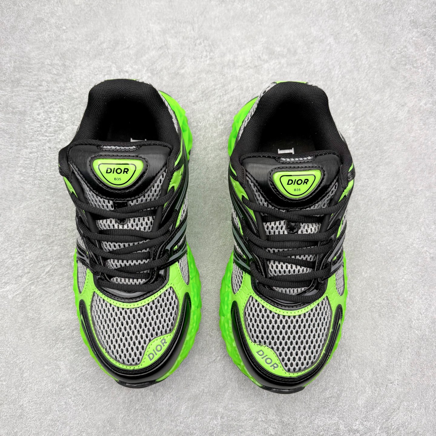 图片[2]-Dior x Kaws迪奥 联名款B35胶囊系列 镂空 网面 原版购入开发 做货 这款名为B35 NXT 的新款运动鞋，采用了 3D打印技术制成镂空式鞋底，鞋身部分则是十分契合当下审美的老爹鞋样式网面拼接与流畅线条布局，将复古千禧感与现代科技感浑然融为一体；且从当前已曝光的版本来看，这双新鞋款还提供了亮色系、暗色系，以及复古低饱和色系等不同风格配色方案选择，在不同风格造型中都有着十分不俗的兼容性。将前沿科技与复古审美相结合的鞋履新作 配送专柜精美包装🛍📦 ▪面料： 原版定制进口网面+科技面料 ▪内里：定制进口透气网里 ▪鞋底：原版开模防滑橡胶材质 ▪底厚：6CM ▪尺码： 35-45-选品中心