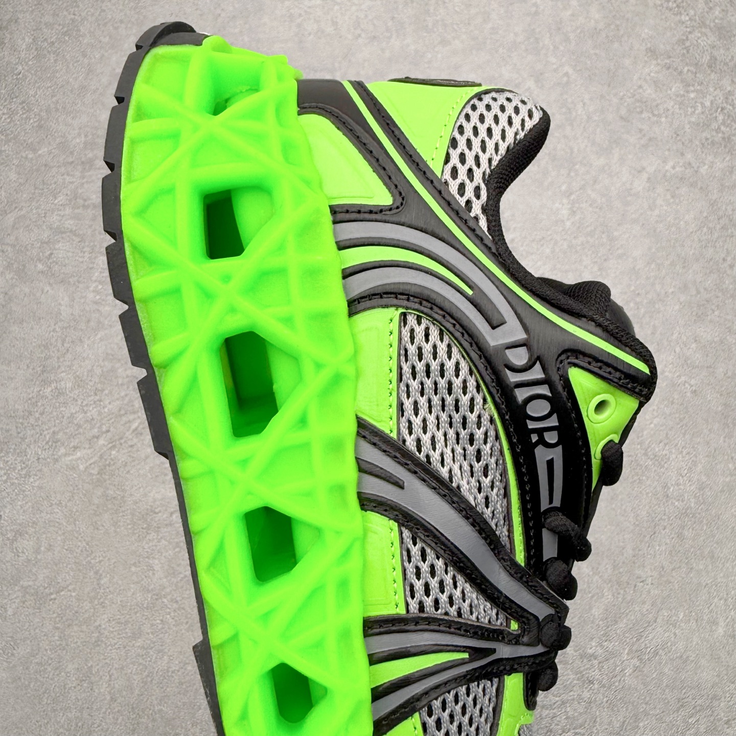 图片[6]-Dior x Kaws迪奥 联名款B35胶囊系列 镂空 网面 原版购入开发 做货 这款名为B35 NXT 的新款运动鞋，采用了 3D打印技术制成镂空式鞋底，鞋身部分则是十分契合当下审美的老爹鞋样式网面拼接与流畅线条布局，将复古千禧感与现代科技感浑然融为一体；且从当前已曝光的版本来看，这双新鞋款还提供了亮色系、暗色系，以及复古低饱和色系等不同风格配色方案选择，在不同风格造型中都有着十分不俗的兼容性。将前沿科技与复古审美相结合的鞋履新作 配送专柜精美包装🛍📦 ▪面料： 原版定制进口网面+科技面料 ▪内里：定制进口透气网里 ▪鞋底：原版开模防滑橡胶材质 ▪底厚：6CM ▪尺码： 35-45-选品中心