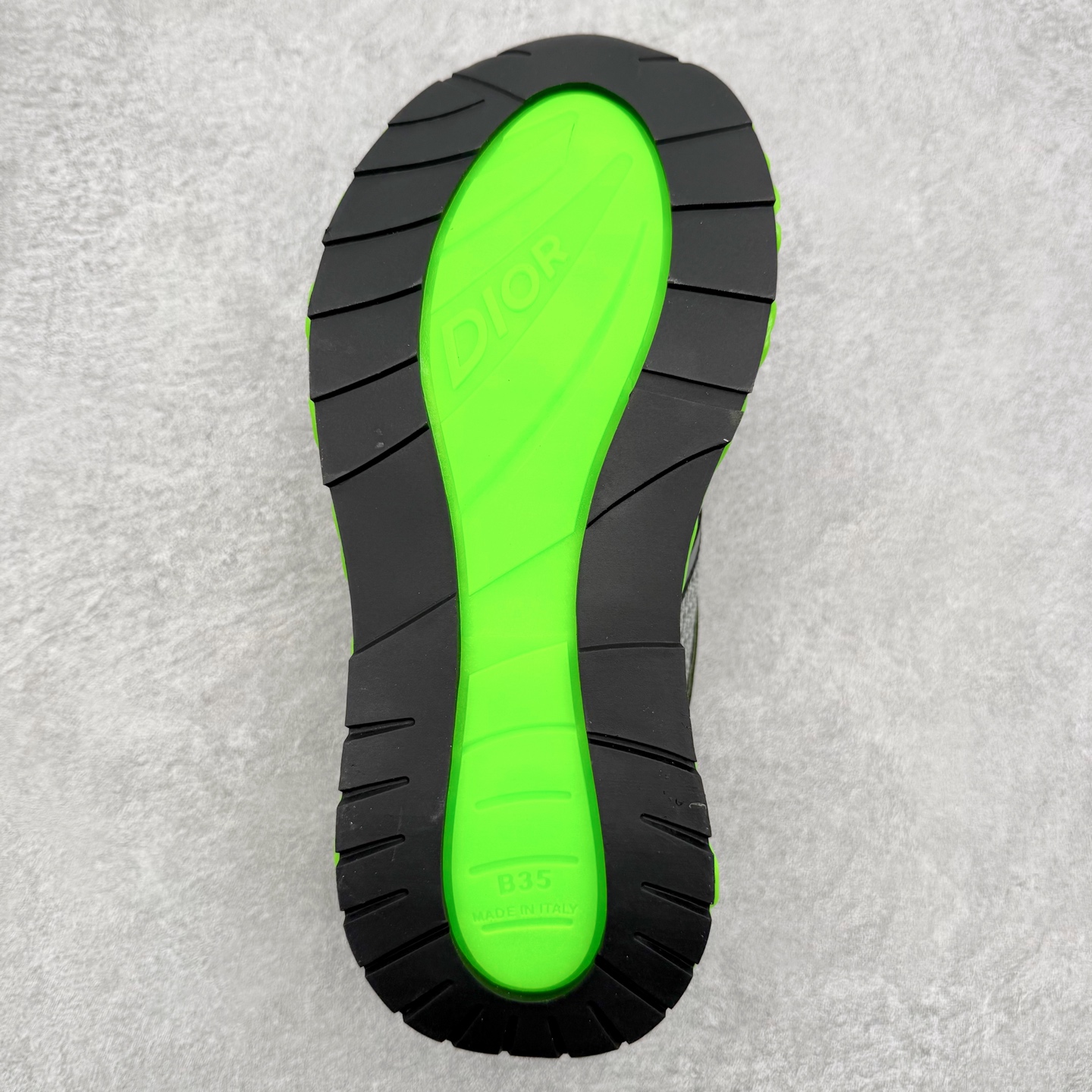 图片[9]-Dior x Kaws迪奥 联名款B35胶囊系列 镂空 网面 原版购入开发 做货 这款名为B35 NXT 的新款运动鞋，采用了 3D打印技术制成镂空式鞋底，鞋身部分则是十分契合当下审美的老爹鞋样式网面拼接与流畅线条布局，将复古千禧感与现代科技感浑然融为一体；且从当前已曝光的版本来看，这双新鞋款还提供了亮色系、暗色系，以及复古低饱和色系等不同风格配色方案选择，在不同风格造型中都有着十分不俗的兼容性。将前沿科技与复古审美相结合的鞋履新作 配送专柜精美包装🛍📦 ▪面料： 原版定制进口网面+科技面料 ▪内里：定制进口透气网里 ▪鞋底：原版开模防滑橡胶材质 ▪底厚：6CM ▪尺码： 35-45-选品中心