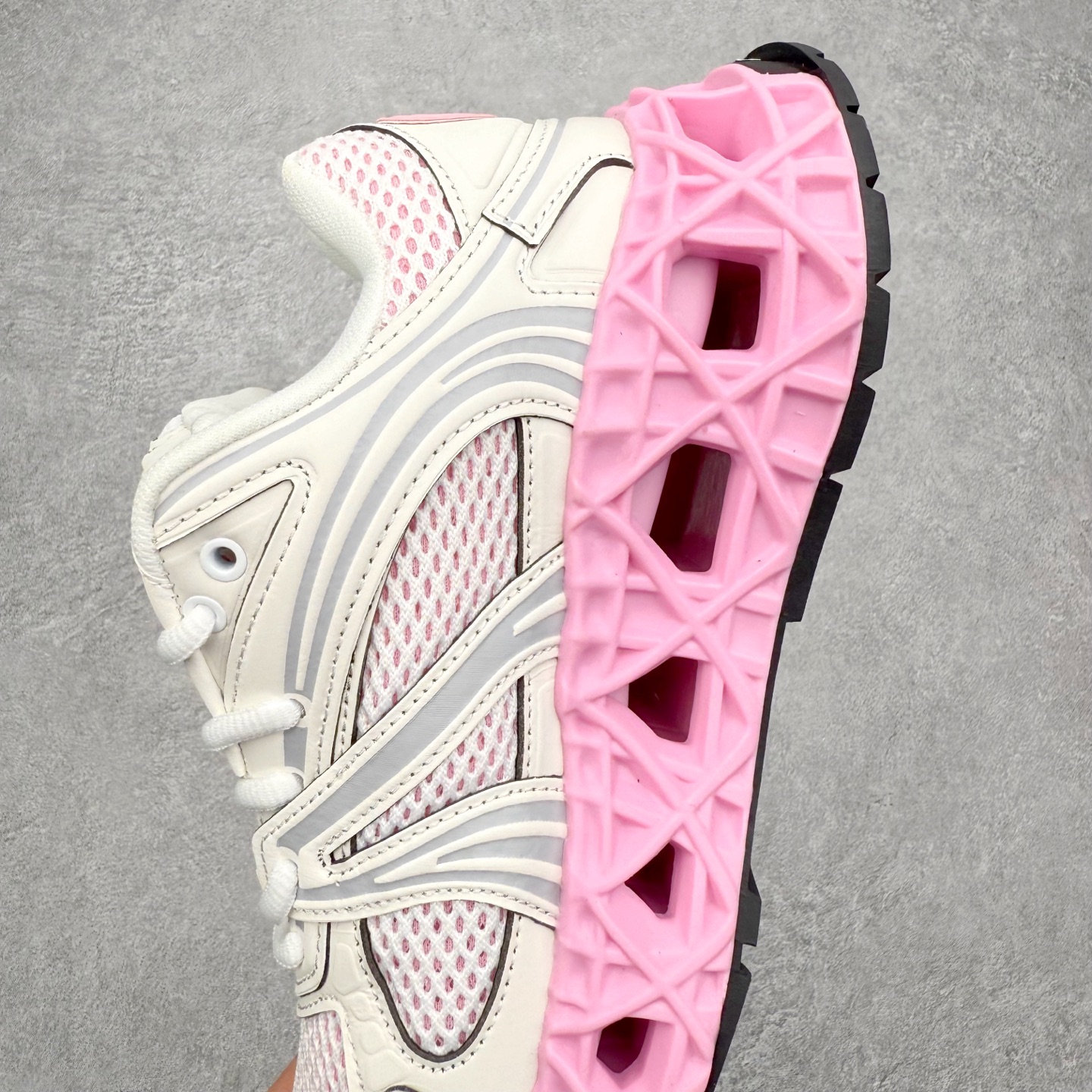 图片[7]-Dior x Kaws迪奥 联名款B35胶囊系列 镂空 网面 原版购入开发 做货 这款名为B35 NXT 的新款运动鞋，采用了 3D打印技术制成镂空式鞋底，鞋身部分则是十分契合当下审美的老爹鞋样式网面拼接与流畅线条布局，将复古千禧感与现代科技感浑然融为一体；且从当前已曝光的版本来看，这双新鞋款还提供了亮色系、暗色系，以及复古低饱和色系等不同风格配色方案选择，在不同风格造型中都有着十分不俗的兼容性。将前沿科技与复古审美相结合的鞋履新作 配送专柜精美包装🛍📦 ▪面料： 原版定制进口网面+科技面料 ▪内里：定制进口透气网里 ▪鞋底：原版开模防滑橡胶材质 ▪底厚：6CM ▪尺码： 35-45-选品中心