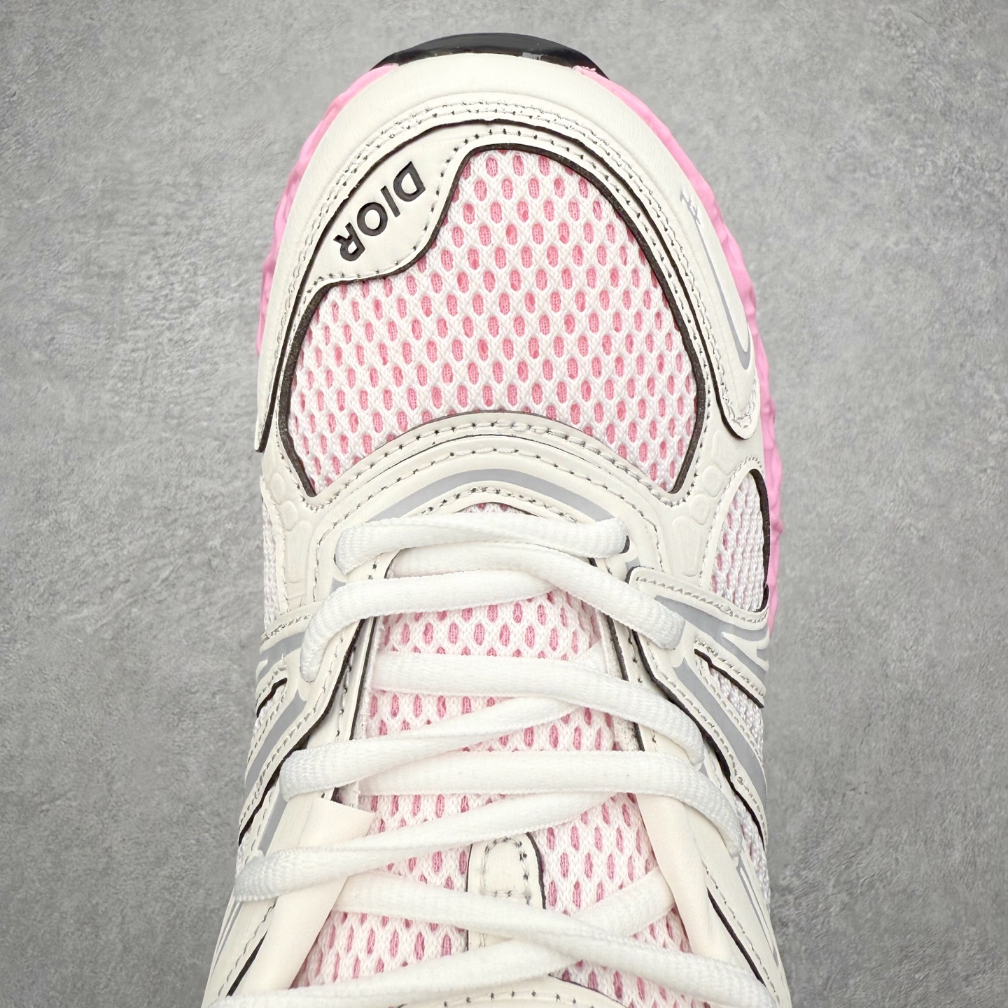 图片[4]-Dior x Kaws迪奥 联名款B35胶囊系列 镂空 网面 原版购入开发 做货 这款名为B35 NXT 的新款运动鞋，采用了 3D打印技术制成镂空式鞋底，鞋身部分则是十分契合当下审美的老爹鞋样式网面拼接与流畅线条布局，将复古千禧感与现代科技感浑然融为一体；且从当前已曝光的版本来看，这双新鞋款还提供了亮色系、暗色系，以及复古低饱和色系等不同风格配色方案选择，在不同风格造型中都有着十分不俗的兼容性。将前沿科技与复古审美相结合的鞋履新作 配送专柜精美包装🛍📦 ▪面料： 原版定制进口网面+科技面料 ▪内里：定制进口透气网里 ▪鞋底：原版开模防滑橡胶材质 ▪底厚：6CM ▪尺码： 35-45-选品中心