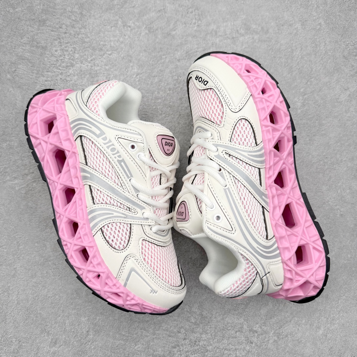 图片[3]-Dior x Kaws迪奥 联名款B35胶囊系列 镂空 网面 原版购入开发 做货 这款名为B35 NXT 的新款运动鞋，采用了 3D打印技术制成镂空式鞋底，鞋身部分则是十分契合当下审美的老爹鞋样式网面拼接与流畅线条布局，将复古千禧感与现代科技感浑然融为一体；且从当前已曝光的版本来看，这双新鞋款还提供了亮色系、暗色系，以及复古低饱和色系等不同风格配色方案选择，在不同风格造型中都有着十分不俗的兼容性。将前沿科技与复古审美相结合的鞋履新作 配送专柜精美包装🛍📦 ▪面料： 原版定制进口网面+科技面料 ▪内里：定制进口透气网里 ▪鞋底：原版开模防滑橡胶材质 ▪底厚：6CM ▪尺码： 35-45-选品中心