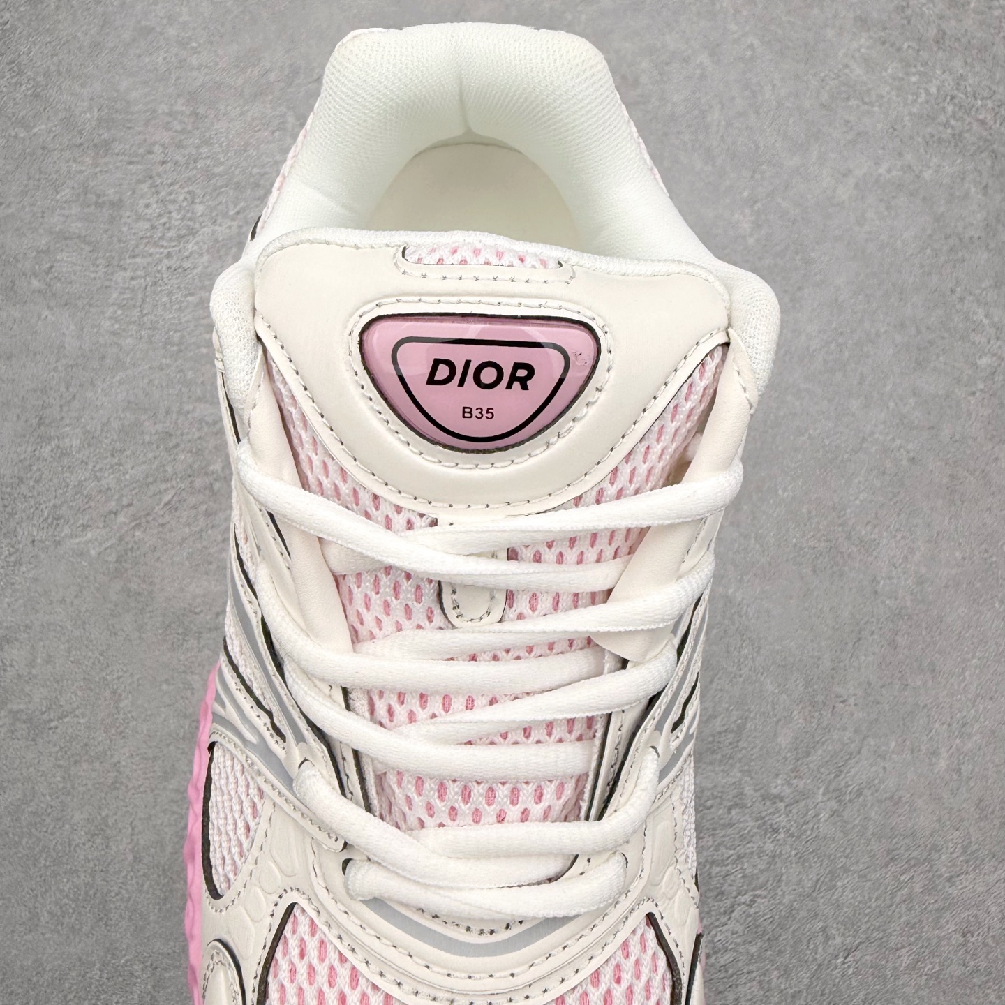 图片[5]-Dior x Kaws迪奥 联名款B35胶囊系列 镂空 网面 原版购入开发 做货 这款名为B35 NXT 的新款运动鞋，采用了 3D打印技术制成镂空式鞋底，鞋身部分则是十分契合当下审美的老爹鞋样式网面拼接与流畅线条布局，将复古千禧感与现代科技感浑然融为一体；且从当前已曝光的版本来看，这双新鞋款还提供了亮色系、暗色系，以及复古低饱和色系等不同风格配色方案选择，在不同风格造型中都有着十分不俗的兼容性。将前沿科技与复古审美相结合的鞋履新作 配送专柜精美包装🛍📦 ▪面料： 原版定制进口网面+科技面料 ▪内里：定制进口透气网里 ▪鞋底：原版开模防滑橡胶材质 ▪底厚：6CM ▪尺码： 35-45-选品中心