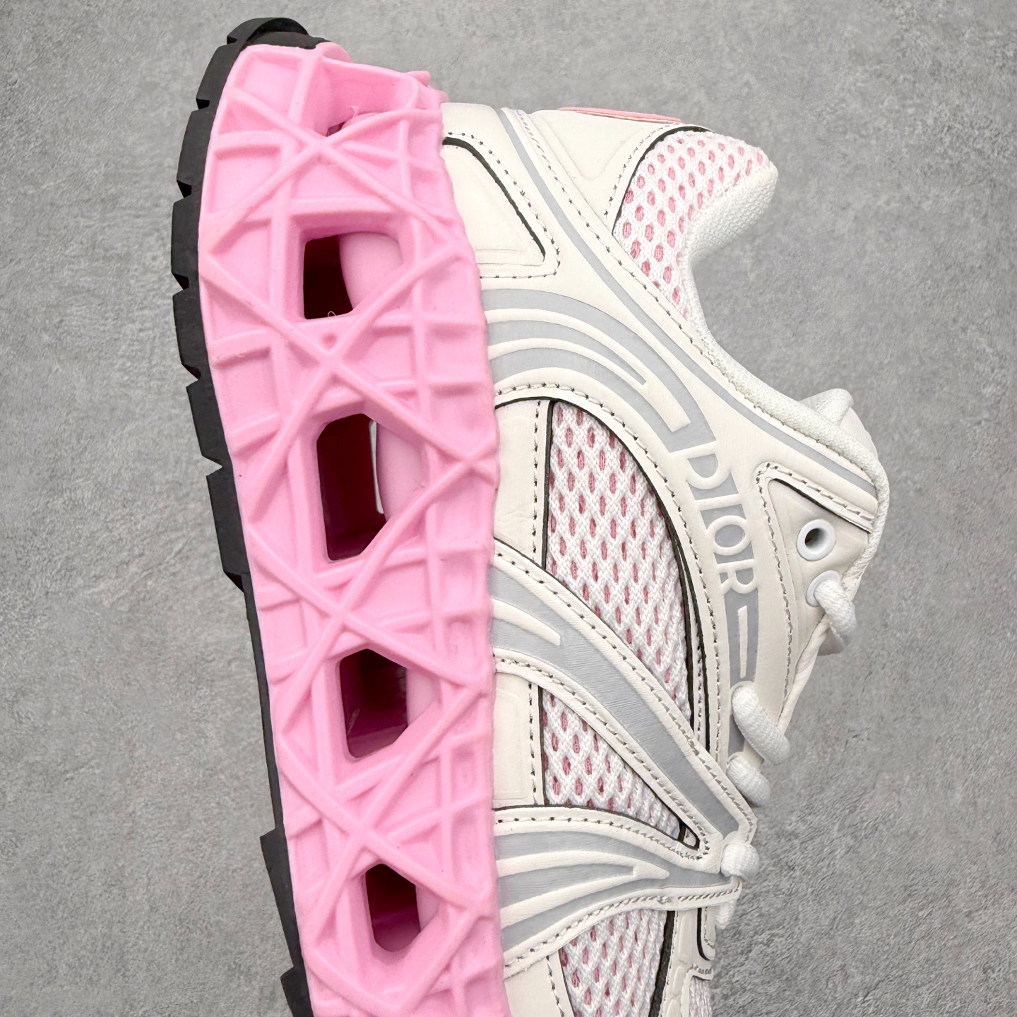 图片[6]-Dior x Kaws迪奥 联名款B35胶囊系列 镂空 网面 原版购入开发 做货 这款名为B35 NXT 的新款运动鞋，采用了 3D打印技术制成镂空式鞋底，鞋身部分则是十分契合当下审美的老爹鞋样式网面拼接与流畅线条布局，将复古千禧感与现代科技感浑然融为一体；且从当前已曝光的版本来看，这双新鞋款还提供了亮色系、暗色系，以及复古低饱和色系等不同风格配色方案选择，在不同风格造型中都有着十分不俗的兼容性。将前沿科技与复古审美相结合的鞋履新作 配送专柜精美包装🛍📦 ▪面料： 原版定制进口网面+科技面料 ▪内里：定制进口透气网里 ▪鞋底：原版开模防滑橡胶材质 ▪底厚：6CM ▪尺码： 35-45-选品中心