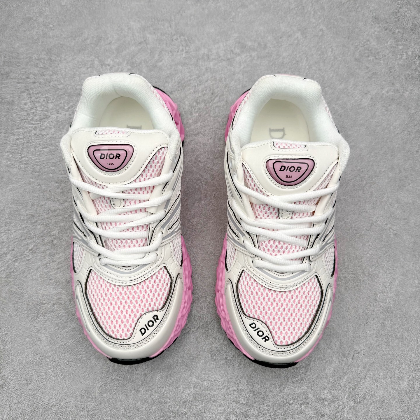 图片[2]-Dior x Kaws迪奥 联名款B35胶囊系列 镂空 网面 原版购入开发 做货 这款名为B35 NXT 的新款运动鞋，采用了 3D打印技术制成镂空式鞋底，鞋身部分则是十分契合当下审美的老爹鞋样式网面拼接与流畅线条布局，将复古千禧感与现代科技感浑然融为一体；且从当前已曝光的版本来看，这双新鞋款还提供了亮色系、暗色系，以及复古低饱和色系等不同风格配色方案选择，在不同风格造型中都有着十分不俗的兼容性。将前沿科技与复古审美相结合的鞋履新作 配送专柜精美包装🛍📦 ▪面料： 原版定制进口网面+科技面料 ▪内里：定制进口透气网里 ▪鞋底：原版开模防滑橡胶材质 ▪底厚：6CM ▪尺码： 35-45-选品中心