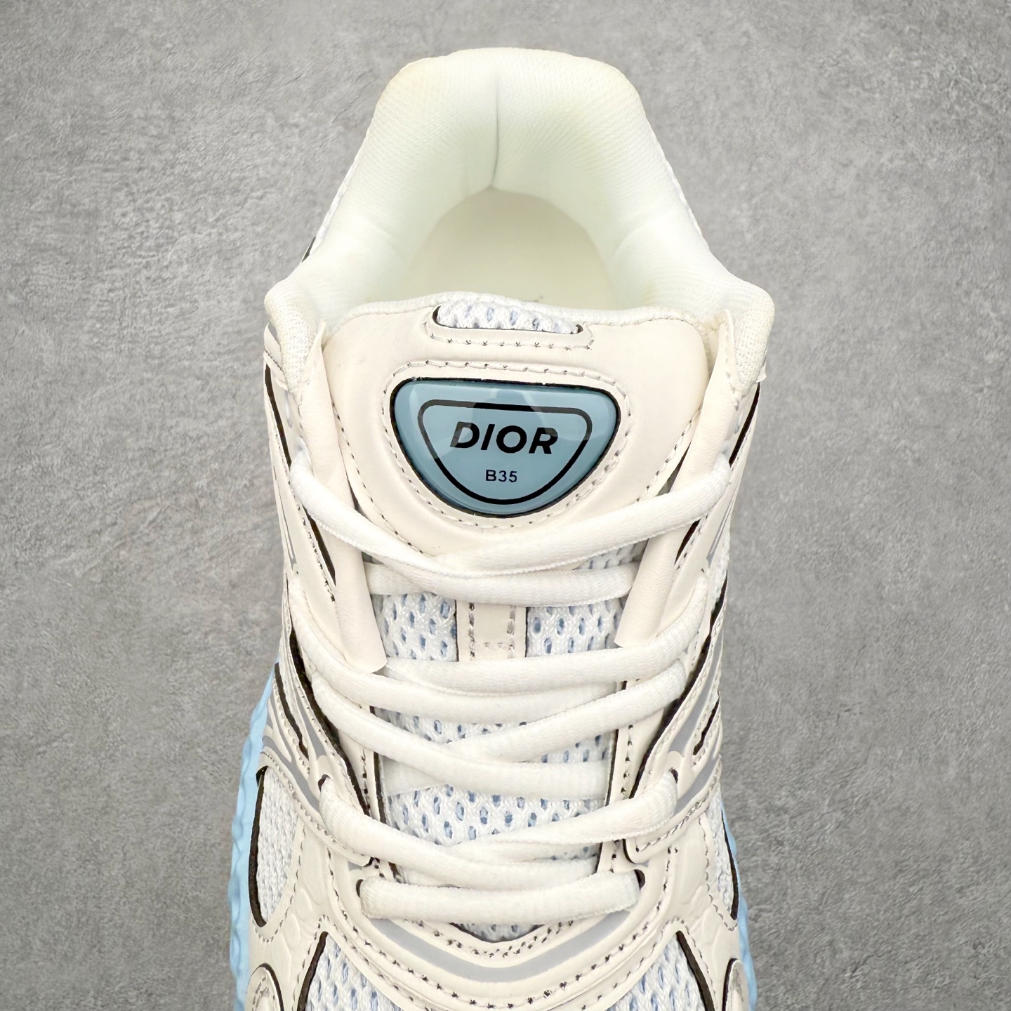 图片[5]-Dior x Kaws迪奥 联名款B35胶囊系列 镂空 网面 原版购入开发 做货 这款名为B35 NXT 的新款运动鞋，采用了 3D打印技术制成镂空式鞋底，鞋身部分则是十分契合当下审美的老爹鞋样式网面拼接与流畅线条布局，将复古千禧感与现代科技感浑然融为一体；且从当前已曝光的版本来看，这双新鞋款还提供了亮色系、暗色系，以及复古低饱和色系等不同风格配色方案选择，在不同风格造型中都有着十分不俗的兼容性。将前沿科技与复古审美相结合的鞋履新作 配送专柜精美包装🛍📦 ▪面料： 原版定制进口网面+科技面料 ▪内里：定制进口透气网里 ▪鞋底：原版开模防滑橡胶材质 ▪底厚：6CM ▪尺码： 35-45-选品中心