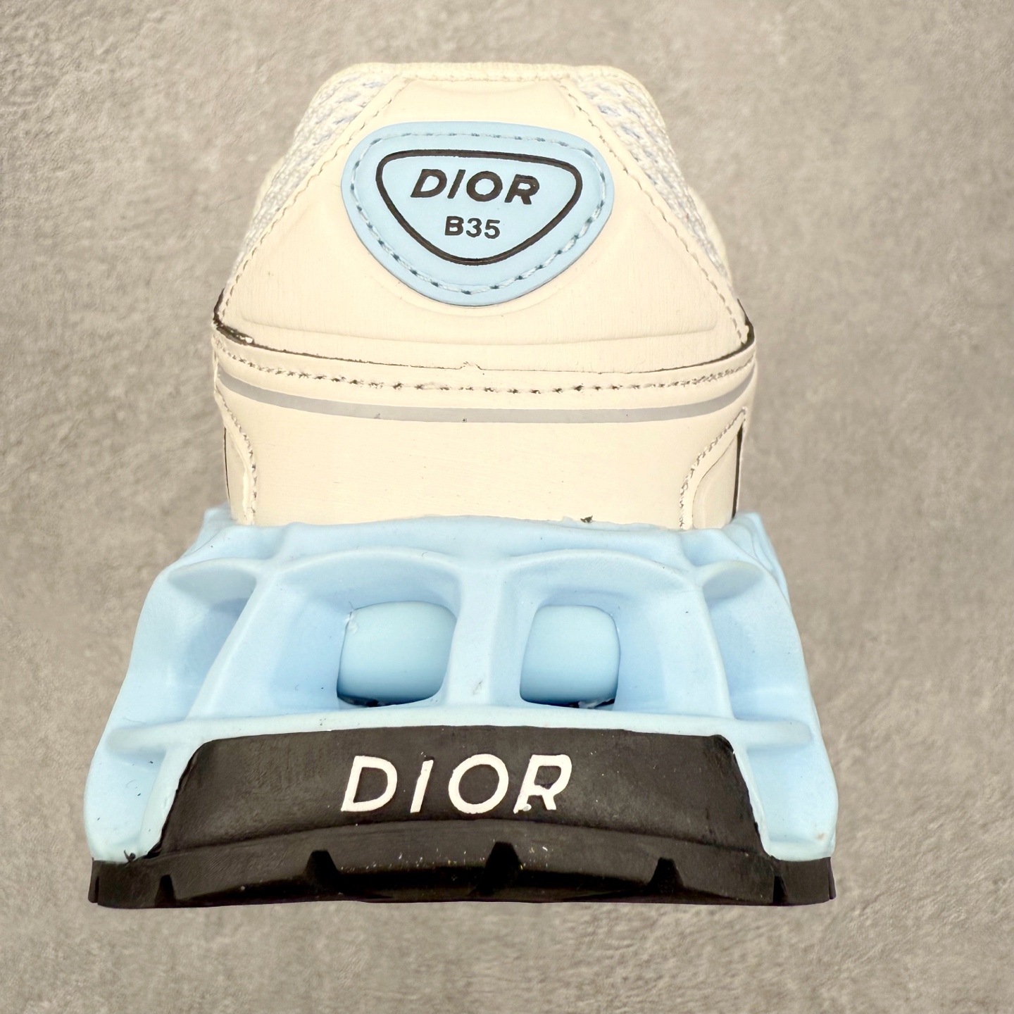 图片[8]-Dior x Kaws迪奥 联名款B35胶囊系列 镂空 网面 原版购入开发 做货 这款名为B35 NXT 的新款运动鞋，采用了 3D打印技术制成镂空式鞋底，鞋身部分则是十分契合当下审美的老爹鞋样式网面拼接与流畅线条布局，将复古千禧感与现代科技感浑然融为一体；且从当前已曝光的版本来看，这双新鞋款还提供了亮色系、暗色系，以及复古低饱和色系等不同风格配色方案选择，在不同风格造型中都有着十分不俗的兼容性。将前沿科技与复古审美相结合的鞋履新作 配送专柜精美包装🛍📦 ▪面料： 原版定制进口网面+科技面料 ▪内里：定制进口透气网里 ▪鞋底：原版开模防滑橡胶材质 ▪底厚：6CM ▪尺码： 35-45-选品中心