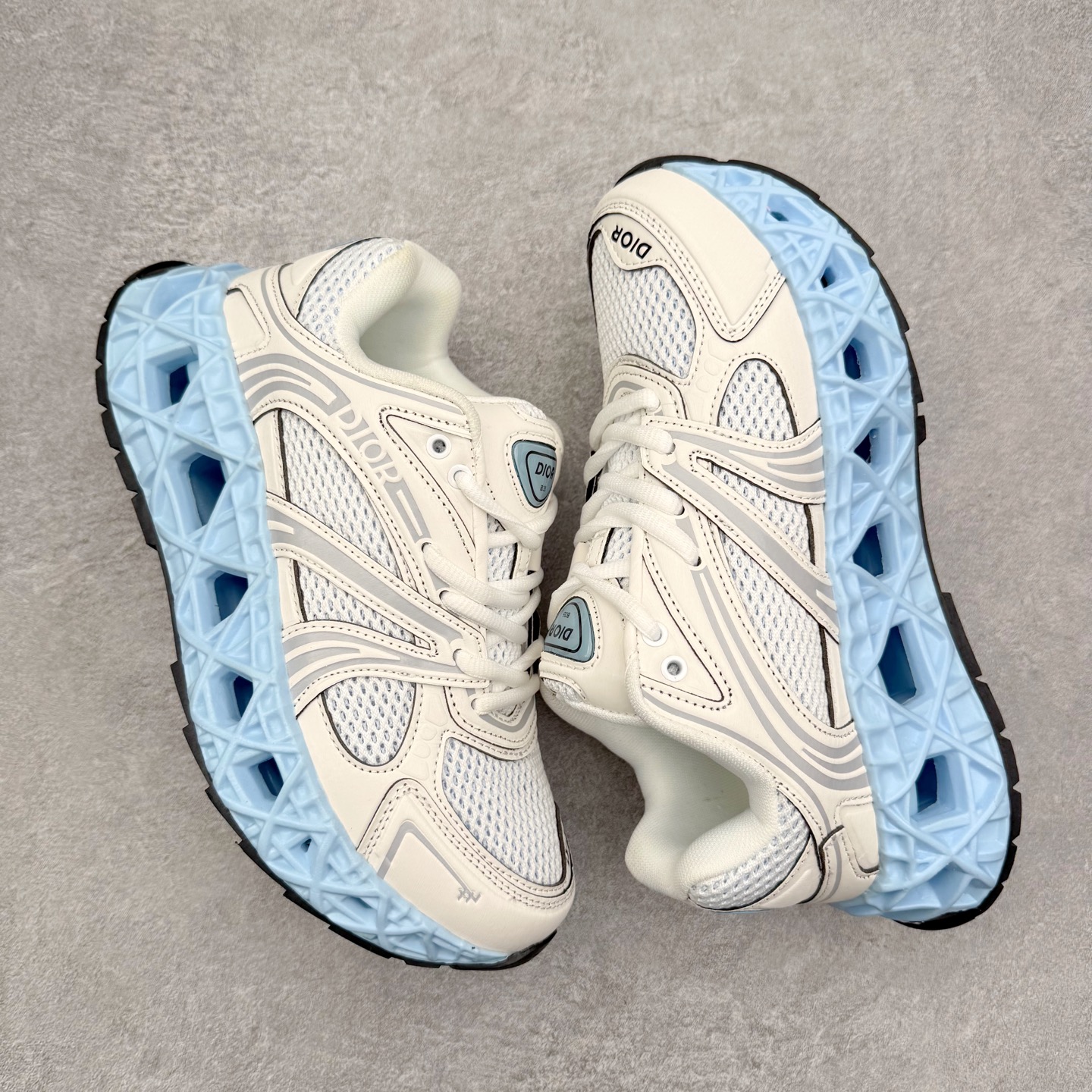 图片[3]-Dior x Kaws迪奥 联名款B35胶囊系列 镂空 网面 原版购入开发 做货 这款名为B35 NXT 的新款运动鞋，采用了 3D打印技术制成镂空式鞋底，鞋身部分则是十分契合当下审美的老爹鞋样式网面拼接与流畅线条布局，将复古千禧感与现代科技感浑然融为一体；且从当前已曝光的版本来看，这双新鞋款还提供了亮色系、暗色系，以及复古低饱和色系等不同风格配色方案选择，在不同风格造型中都有着十分不俗的兼容性。将前沿科技与复古审美相结合的鞋履新作 配送专柜精美包装🛍📦 ▪面料： 原版定制进口网面+科技面料 ▪内里：定制进口透气网里 ▪鞋底：原版开模防滑橡胶材质 ▪底厚：6CM ▪尺码： 35-45-选品中心