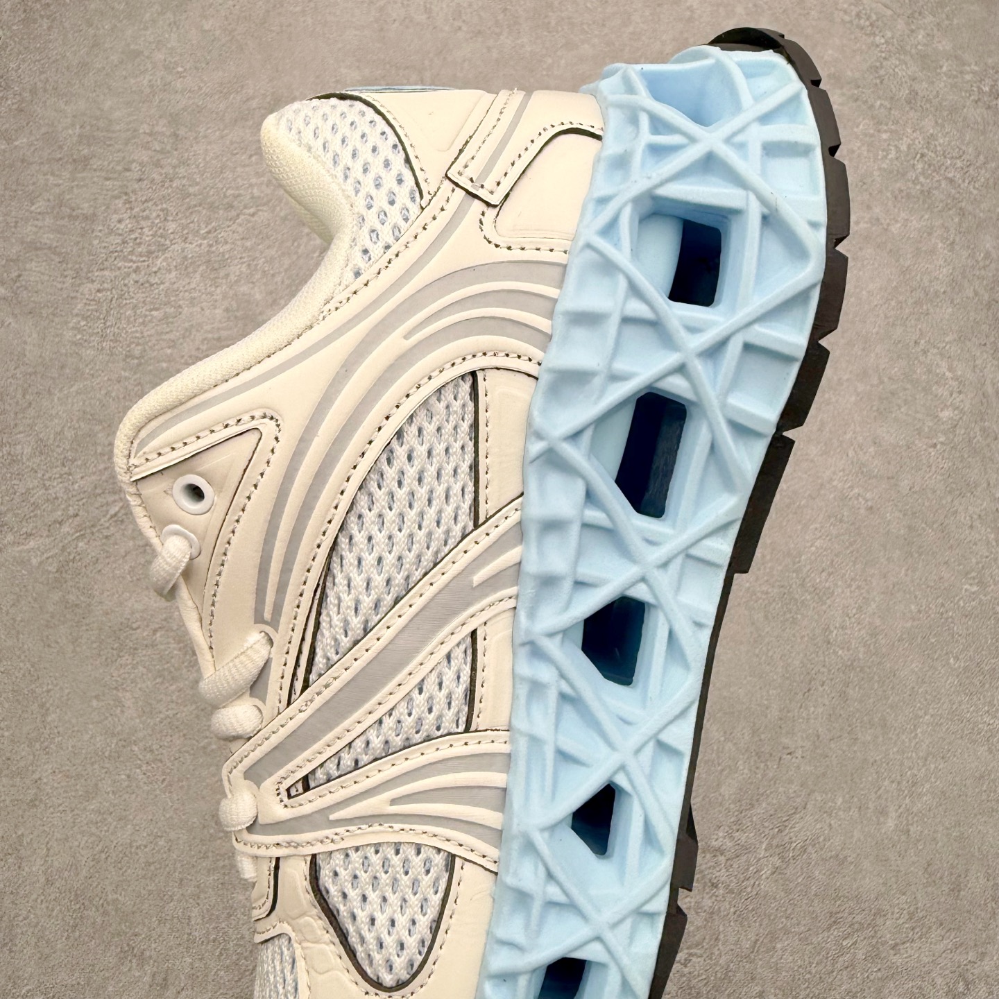 图片[7]-Dior x Kaws迪奥 联名款B35胶囊系列 镂空 网面 原版购入开发 做货 这款名为B35 NXT 的新款运动鞋，采用了 3D打印技术制成镂空式鞋底，鞋身部分则是十分契合当下审美的老爹鞋样式网面拼接与流畅线条布局，将复古千禧感与现代科技感浑然融为一体；且从当前已曝光的版本来看，这双新鞋款还提供了亮色系、暗色系，以及复古低饱和色系等不同风格配色方案选择，在不同风格造型中都有着十分不俗的兼容性。将前沿科技与复古审美相结合的鞋履新作 配送专柜精美包装🛍📦 ▪面料： 原版定制进口网面+科技面料 ▪内里：定制进口透气网里 ▪鞋底：原版开模防滑橡胶材质 ▪底厚：6CM ▪尺码： 35-45-选品中心