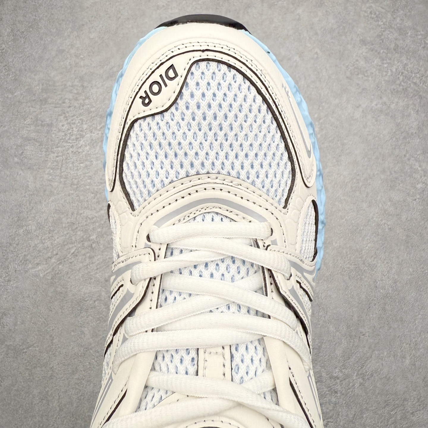 图片[4]-Dior x Kaws迪奥 联名款B35胶囊系列 镂空 网面 原版购入开发 做货 这款名为B35 NXT 的新款运动鞋，采用了 3D打印技术制成镂空式鞋底，鞋身部分则是十分契合当下审美的老爹鞋样式网面拼接与流畅线条布局，将复古千禧感与现代科技感浑然融为一体；且从当前已曝光的版本来看，这双新鞋款还提供了亮色系、暗色系，以及复古低饱和色系等不同风格配色方案选择，在不同风格造型中都有着十分不俗的兼容性。将前沿科技与复古审美相结合的鞋履新作 配送专柜精美包装🛍📦 ▪面料： 原版定制进口网面+科技面料 ▪内里：定制进口透气网里 ▪鞋底：原版开模防滑橡胶材质 ▪底厚：6CM ▪尺码： 35-45-选品中心