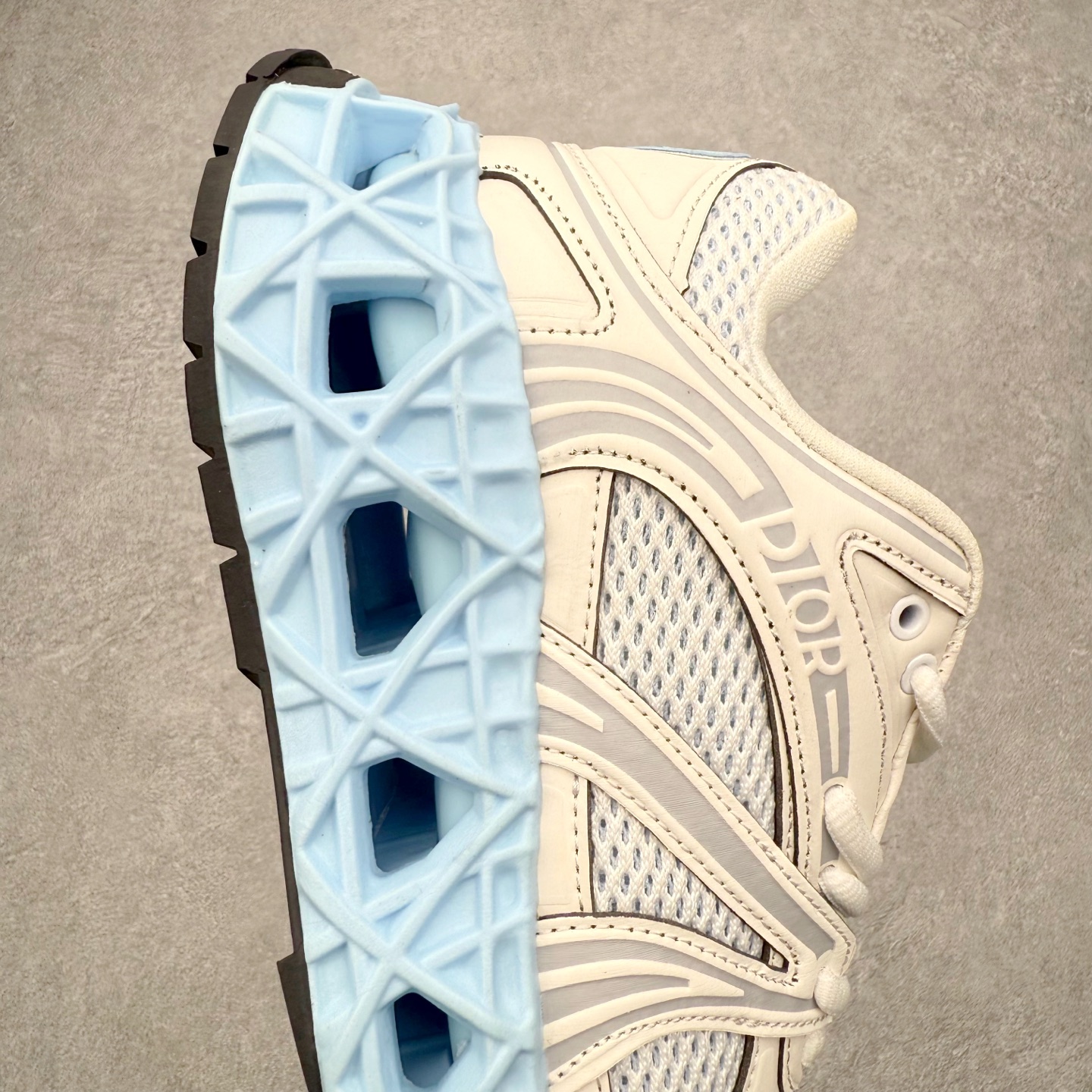 图片[6]-Dior x Kaws迪奥 联名款B35胶囊系列 镂空 网面 原版购入开发 做货 这款名为B35 NXT 的新款运动鞋，采用了 3D打印技术制成镂空式鞋底，鞋身部分则是十分契合当下审美的老爹鞋样式网面拼接与流畅线条布局，将复古千禧感与现代科技感浑然融为一体；且从当前已曝光的版本来看，这双新鞋款还提供了亮色系、暗色系，以及复古低饱和色系等不同风格配色方案选择，在不同风格造型中都有着十分不俗的兼容性。将前沿科技与复古审美相结合的鞋履新作 配送专柜精美包装🛍📦 ▪面料： 原版定制进口网面+科技面料 ▪内里：定制进口透气网里 ▪鞋底：原版开模防滑橡胶材质 ▪底厚：6CM ▪尺码： 35-45-选品中心