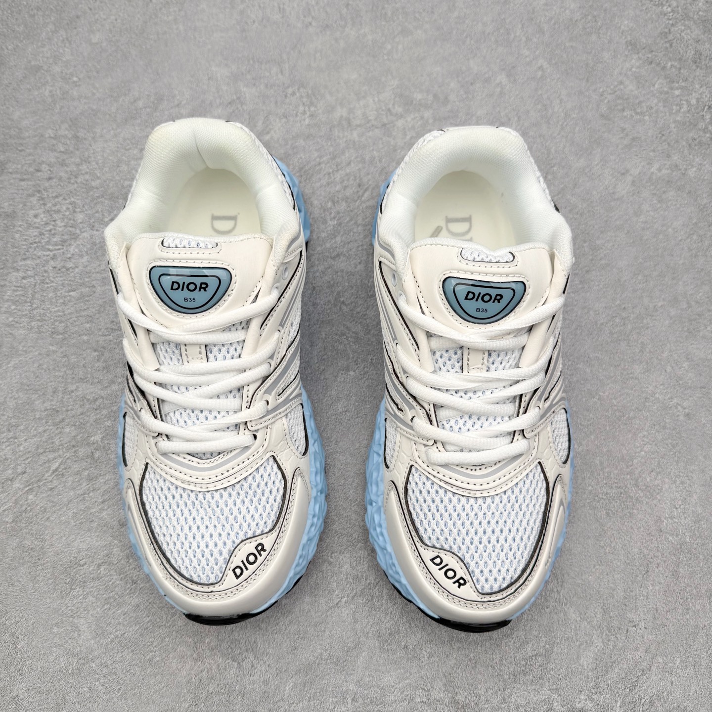 图片[2]-Dior x Kaws迪奥 联名款B35胶囊系列 镂空 网面 原版购入开发 做货 这款名为B35 NXT 的新款运动鞋，采用了 3D打印技术制成镂空式鞋底，鞋身部分则是十分契合当下审美的老爹鞋样式网面拼接与流畅线条布局，将复古千禧感与现代科技感浑然融为一体；且从当前已曝光的版本来看，这双新鞋款还提供了亮色系、暗色系，以及复古低饱和色系等不同风格配色方案选择，在不同风格造型中都有着十分不俗的兼容性。将前沿科技与复古审美相结合的鞋履新作 配送专柜精美包装🛍📦 ▪面料： 原版定制进口网面+科技面料 ▪内里：定制进口透气网里 ▪鞋底：原版开模防滑橡胶材质 ▪底厚：6CM ▪尺码： 35-45-选品中心