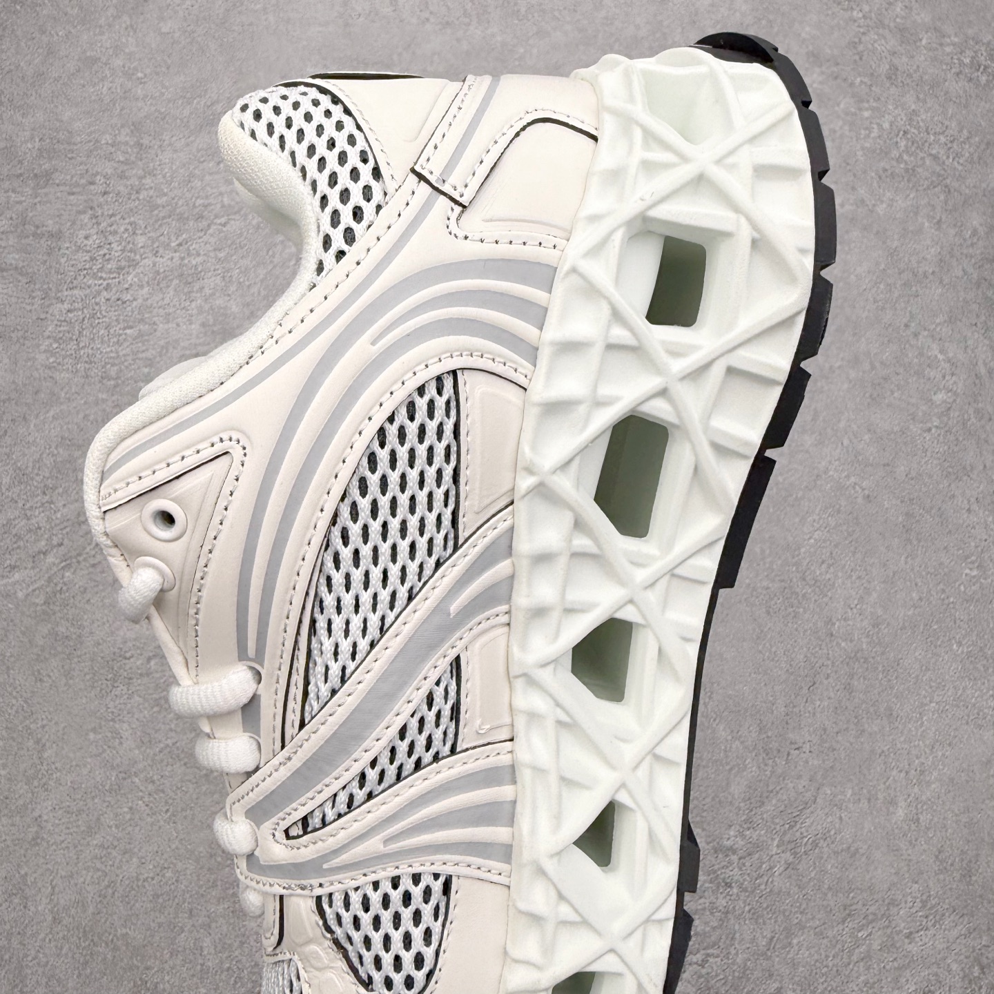图片[7]-Dior x Kaws迪奥 联名款B35胶囊系列 镂空 网面 原版购入开发 做货 这款名为B35 NXT 的新款运动鞋，采用了 3D打印技术制成镂空式鞋底，鞋身部分则是十分契合当下审美的老爹鞋样式网面拼接与流畅线条布局，将复古千禧感与现代科技感浑然融为一体；且从当前已曝光的版本来看，这双新鞋款还提供了亮色系、暗色系，以及复古低饱和色系等不同风格配色方案选择，在不同风格造型中都有着十分不俗的兼容性。将前沿科技与复古审美相结合的鞋履新作 配送专柜精美包装🛍📦 ▪面料： 原版定制进口网面+科技面料 ▪内里：定制进口透气网里 ▪鞋底：原版开模防滑橡胶材质 ▪底厚：6CM ▪尺码： 35-45-选品中心