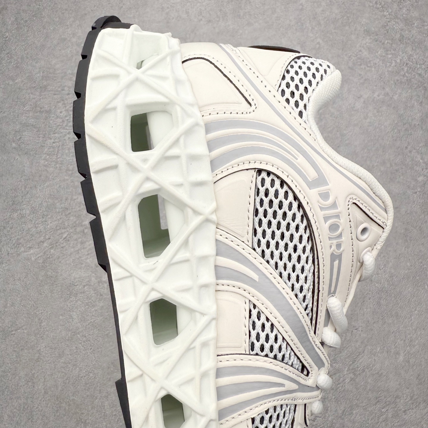 图片[6]-Dior x Kaws迪奥 联名款B35胶囊系列 镂空 网面 原版购入开发 做货 这款名为B35 NXT 的新款运动鞋，采用了 3D打印技术制成镂空式鞋底，鞋身部分则是十分契合当下审美的老爹鞋样式网面拼接与流畅线条布局，将复古千禧感与现代科技感浑然融为一体；且从当前已曝光的版本来看，这双新鞋款还提供了亮色系、暗色系，以及复古低饱和色系等不同风格配色方案选择，在不同风格造型中都有着十分不俗的兼容性。将前沿科技与复古审美相结合的鞋履新作 配送专柜精美包装🛍📦 ▪面料： 原版定制进口网面+科技面料 ▪内里：定制进口透气网里 ▪鞋底：原版开模防滑橡胶材质 ▪底厚：6CM ▪尺码： 35-45-选品中心