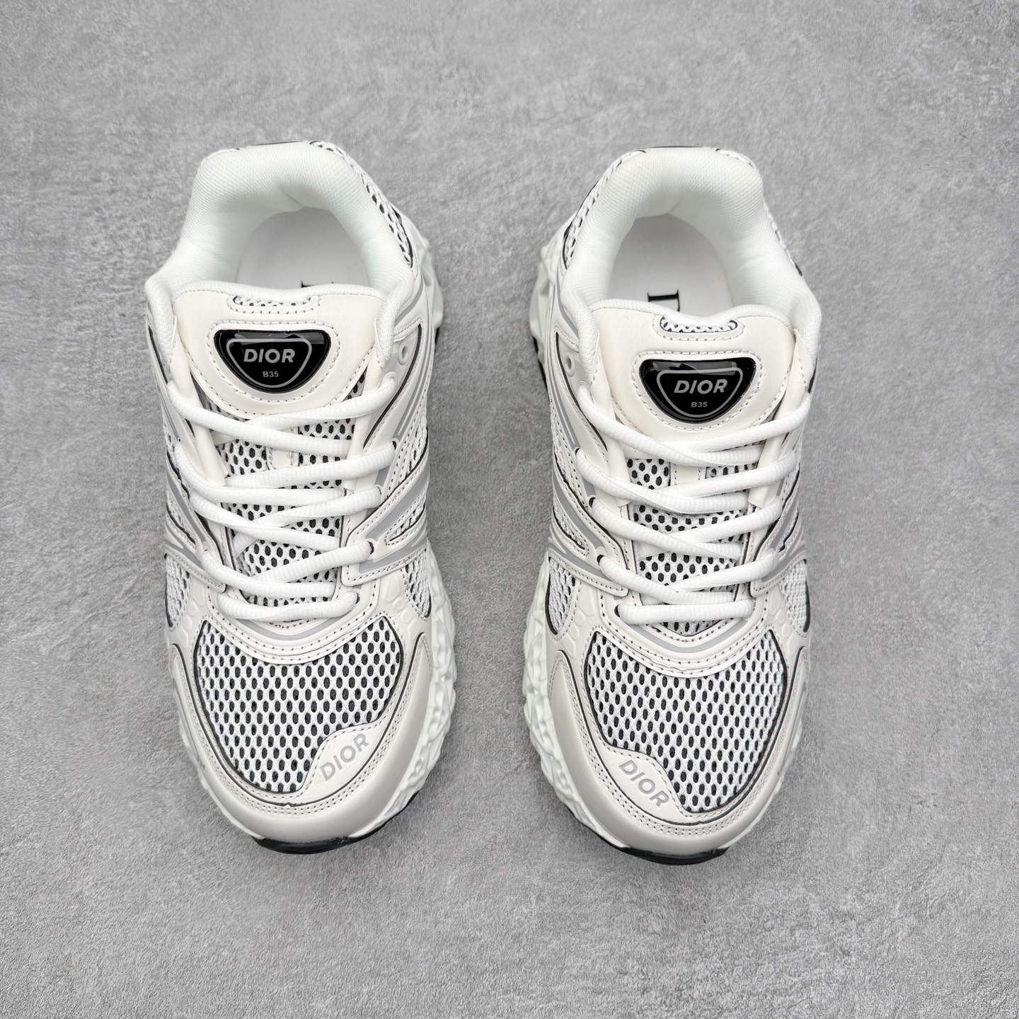 图片[2]-Dior x Kaws迪奥 联名款B35胶囊系列 镂空 网面 原版购入开发 做货 这款名为B35 NXT 的新款运动鞋，采用了 3D打印技术制成镂空式鞋底，鞋身部分则是十分契合当下审美的老爹鞋样式网面拼接与流畅线条布局，将复古千禧感与现代科技感浑然融为一体；且从当前已曝光的版本来看，这双新鞋款还提供了亮色系、暗色系，以及复古低饱和色系等不同风格配色方案选择，在不同风格造型中都有着十分不俗的兼容性。将前沿科技与复古审美相结合的鞋履新作 配送专柜精美包装🛍📦 ▪面料： 原版定制进口网面+科技面料 ▪内里：定制进口透气网里 ▪鞋底：原版开模防滑橡胶材质 ▪底厚：6CM ▪尺码： 35-45-选品中心