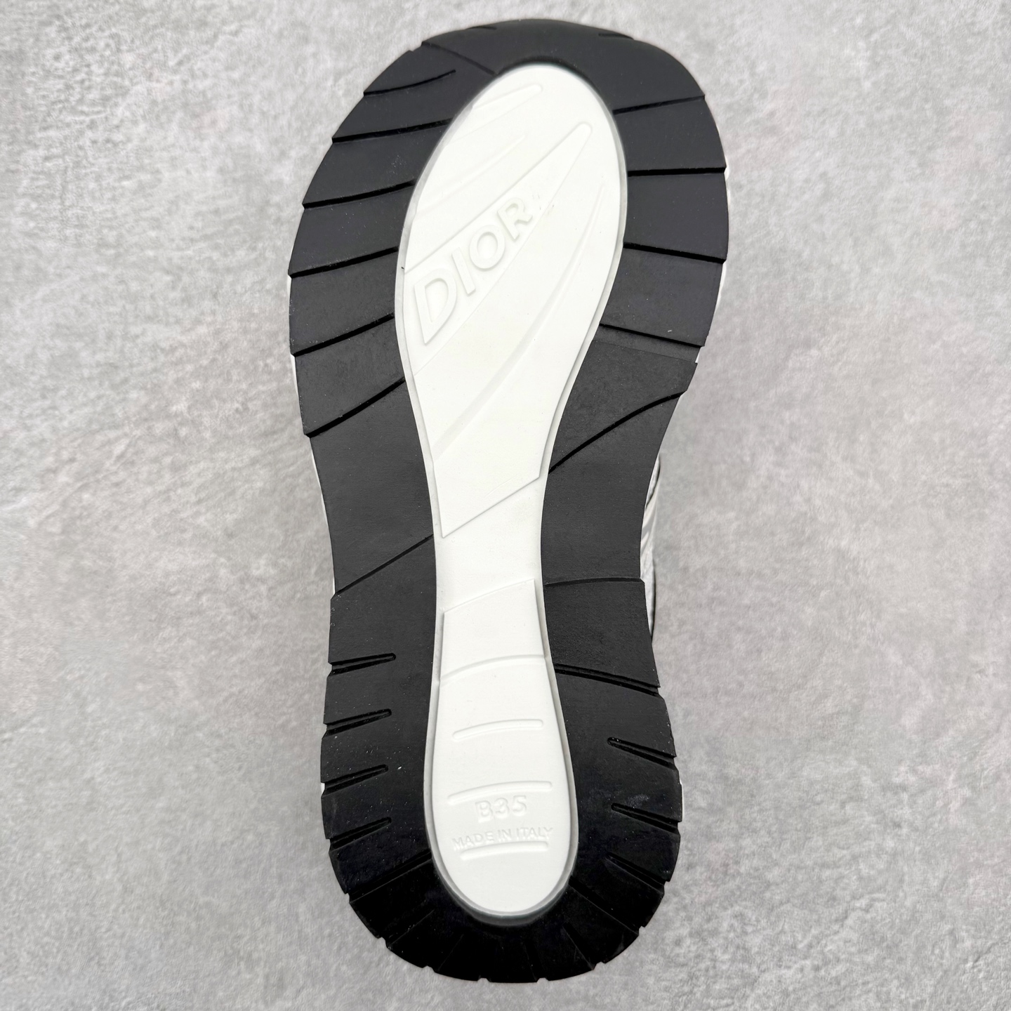 图片[9]-Dior x Kaws迪奥 联名款B35胶囊系列 镂空 网面 原版购入开发 做货 这款名为B35 NXT 的新款运动鞋，采用了 3D打印技术制成镂空式鞋底，鞋身部分则是十分契合当下审美的老爹鞋样式网面拼接与流畅线条布局，将复古千禧感与现代科技感浑然融为一体；且从当前已曝光的版本来看，这双新鞋款还提供了亮色系、暗色系，以及复古低饱和色系等不同风格配色方案选择，在不同风格造型中都有着十分不俗的兼容性。将前沿科技与复古审美相结合的鞋履新作 配送专柜精美包装🛍📦 ▪面料： 原版定制进口网面+科技面料 ▪内里：定制进口透气网里 ▪鞋底：原版开模防滑橡胶材质 ▪底厚：6CM ▪尺码： 35-45-选品中心