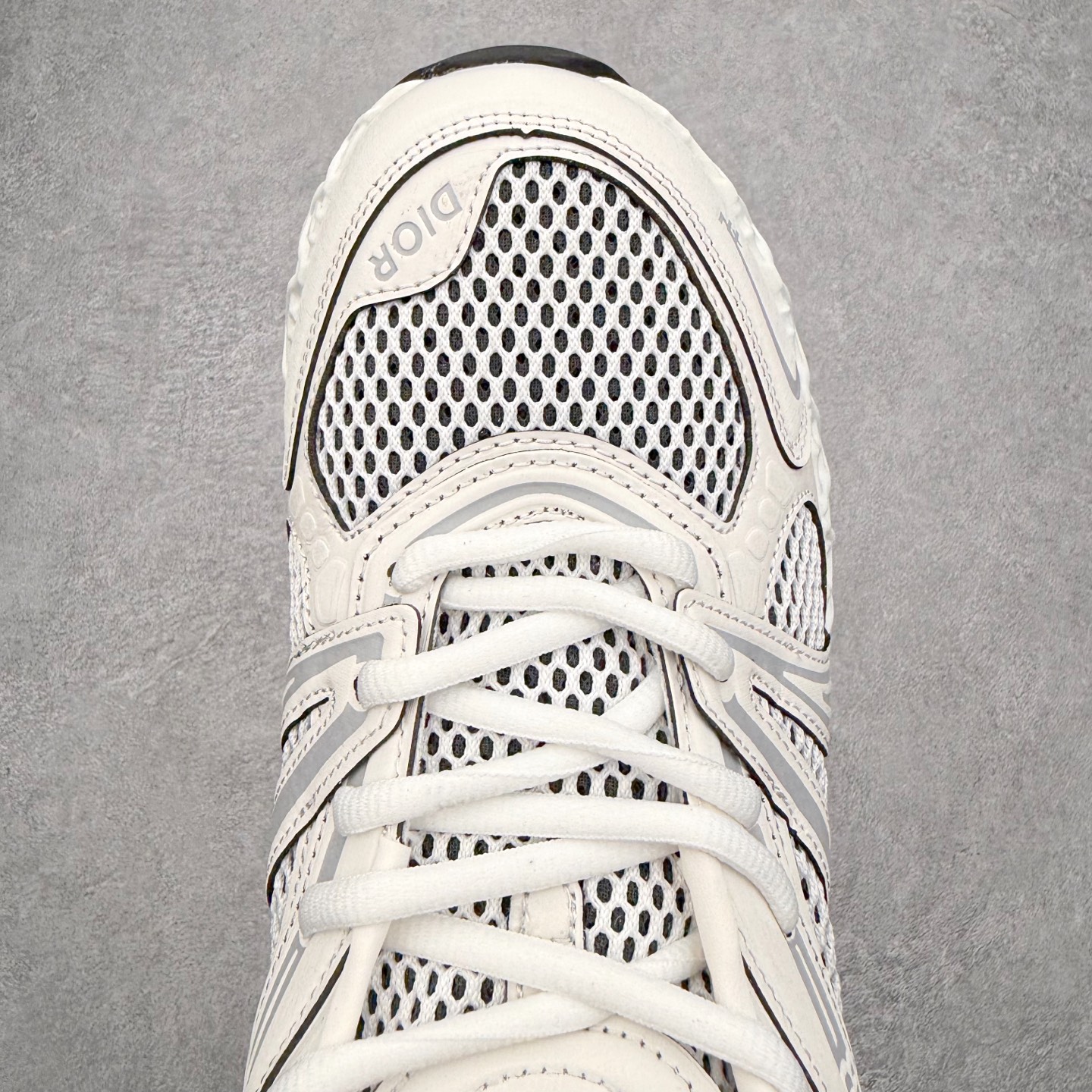 图片[4]-Dior x Kaws迪奥 联名款B35胶囊系列 镂空 网面 原版购入开发 做货 这款名为B35 NXT 的新款运动鞋，采用了 3D打印技术制成镂空式鞋底，鞋身部分则是十分契合当下审美的老爹鞋样式网面拼接与流畅线条布局，将复古千禧感与现代科技感浑然融为一体；且从当前已曝光的版本来看，这双新鞋款还提供了亮色系、暗色系，以及复古低饱和色系等不同风格配色方案选择，在不同风格造型中都有着十分不俗的兼容性。将前沿科技与复古审美相结合的鞋履新作 配送专柜精美包装🛍📦 ▪面料： 原版定制进口网面+科技面料 ▪内里：定制进口透气网里 ▪鞋底：原版开模防滑橡胶材质 ▪底厚：6CM ▪尺码： 35-45-选品中心