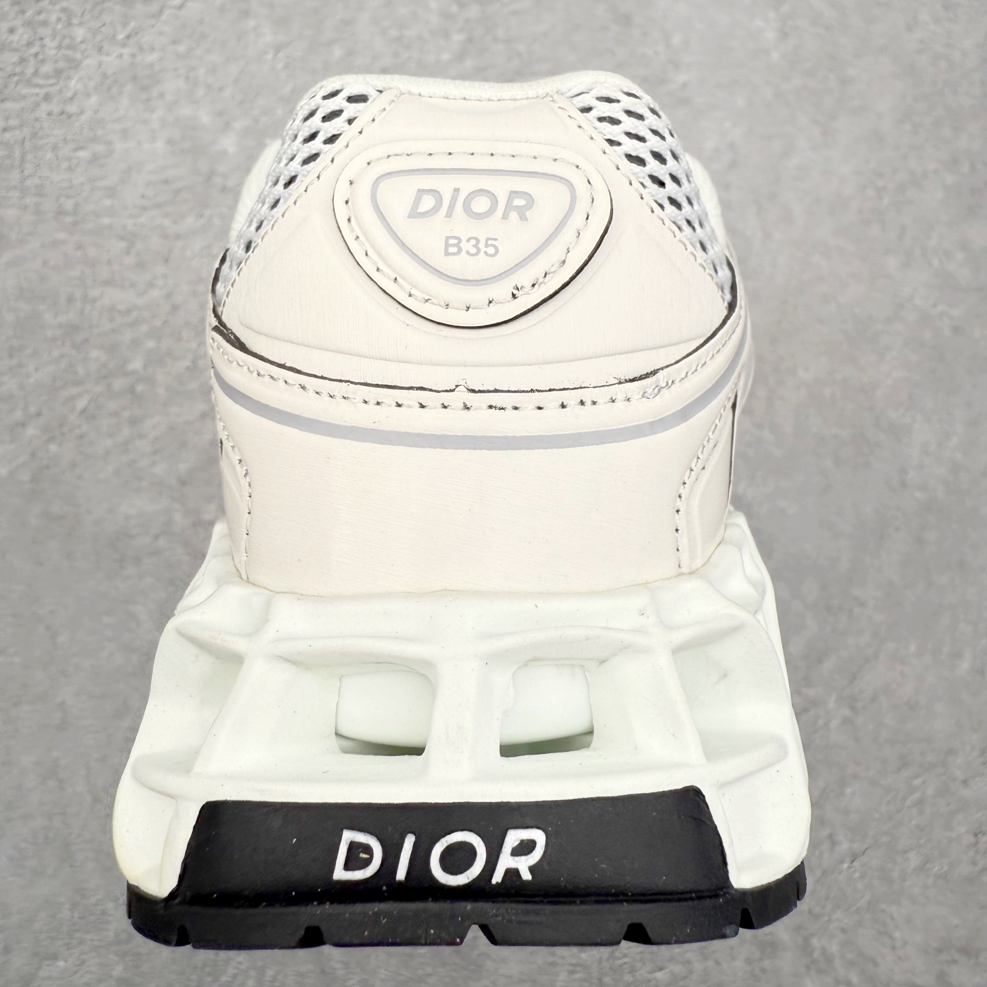 图片[8]-Dior x Kaws迪奥 联名款B35胶囊系列 镂空 网面 原版购入开发 做货 这款名为B35 NXT 的新款运动鞋，采用了 3D打印技术制成镂空式鞋底，鞋身部分则是十分契合当下审美的老爹鞋样式网面拼接与流畅线条布局，将复古千禧感与现代科技感浑然融为一体；且从当前已曝光的版本来看，这双新鞋款还提供了亮色系、暗色系，以及复古低饱和色系等不同风格配色方案选择，在不同风格造型中都有着十分不俗的兼容性。将前沿科技与复古审美相结合的鞋履新作 配送专柜精美包装🛍📦 ▪面料： 原版定制进口网面+科技面料 ▪内里：定制进口透气网里 ▪鞋底：原版开模防滑橡胶材质 ▪底厚：6CM ▪尺码： 35-45-选品中心