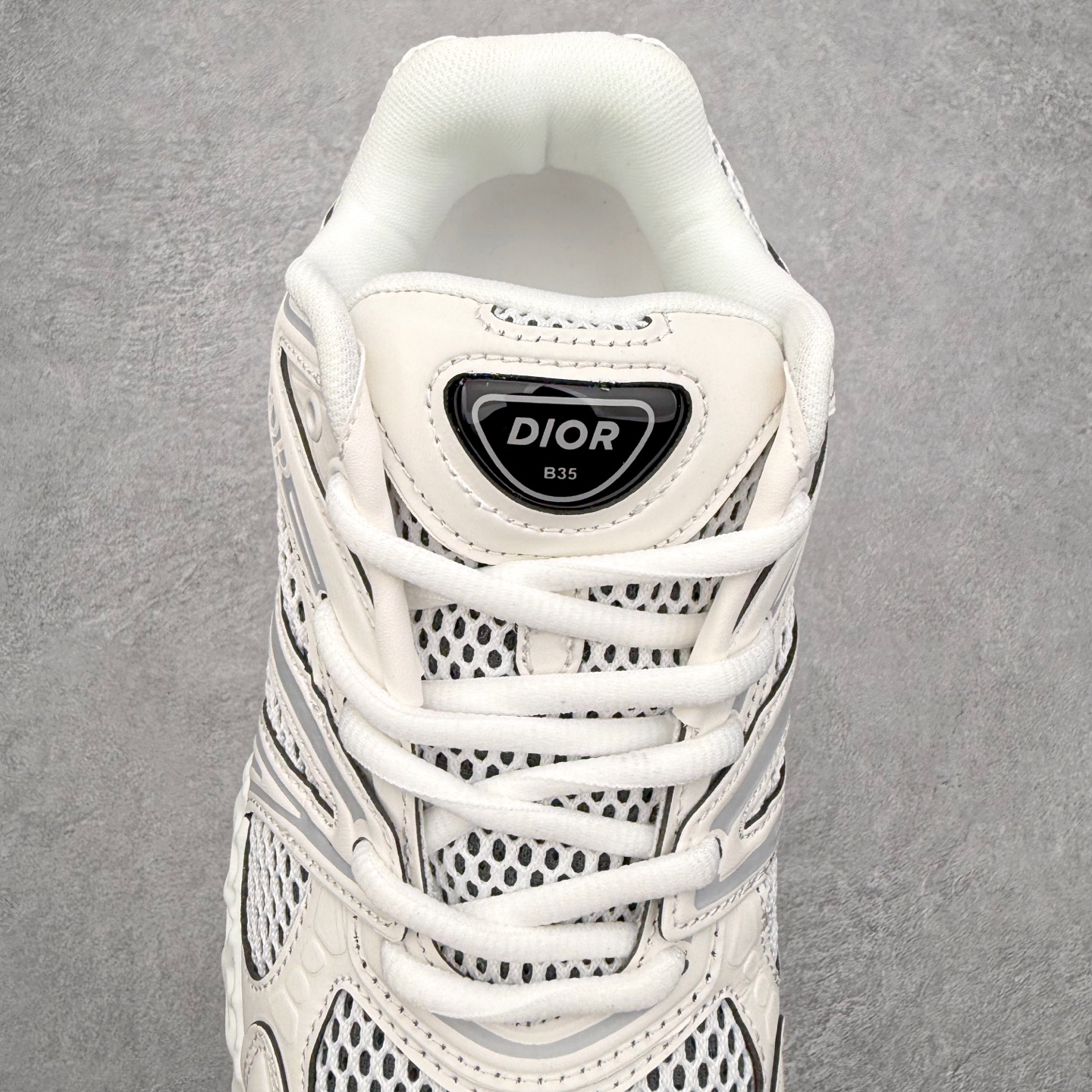 图片[5]-Dior x Kaws迪奥 联名款B35胶囊系列 镂空 网面 原版购入开发 做货 这款名为B35 NXT 的新款运动鞋，采用了 3D打印技术制成镂空式鞋底，鞋身部分则是十分契合当下审美的老爹鞋样式网面拼接与流畅线条布局，将复古千禧感与现代科技感浑然融为一体；且从当前已曝光的版本来看，这双新鞋款还提供了亮色系、暗色系，以及复古低饱和色系等不同风格配色方案选择，在不同风格造型中都有着十分不俗的兼容性。将前沿科技与复古审美相结合的鞋履新作 配送专柜精美包装🛍📦 ▪面料： 原版定制进口网面+科技面料 ▪内里：定制进口透气网里 ▪鞋底：原版开模防滑橡胶材质 ▪底厚：6CM ▪尺码： 35-45-选品中心