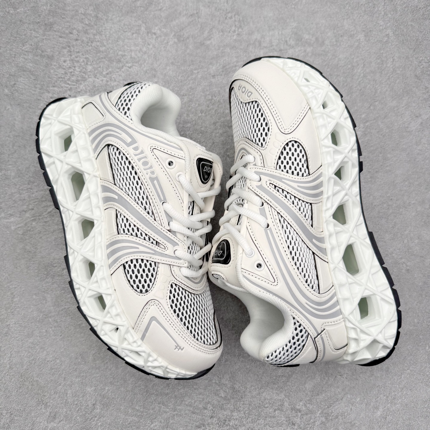 图片[3]-Dior x Kaws迪奥 联名款B35胶囊系列 镂空 网面 原版购入开发 做货 这款名为B35 NXT 的新款运动鞋，采用了 3D打印技术制成镂空式鞋底，鞋身部分则是十分契合当下审美的老爹鞋样式网面拼接与流畅线条布局，将复古千禧感与现代科技感浑然融为一体；且从当前已曝光的版本来看，这双新鞋款还提供了亮色系、暗色系，以及复古低饱和色系等不同风格配色方案选择，在不同风格造型中都有着十分不俗的兼容性。将前沿科技与复古审美相结合的鞋履新作 配送专柜精美包装🛍📦 ▪面料： 原版定制进口网面+科技面料 ▪内里：定制进口透气网里 ▪鞋底：原版开模防滑橡胶材质 ▪底厚：6CM ▪尺码： 35-45-选品中心