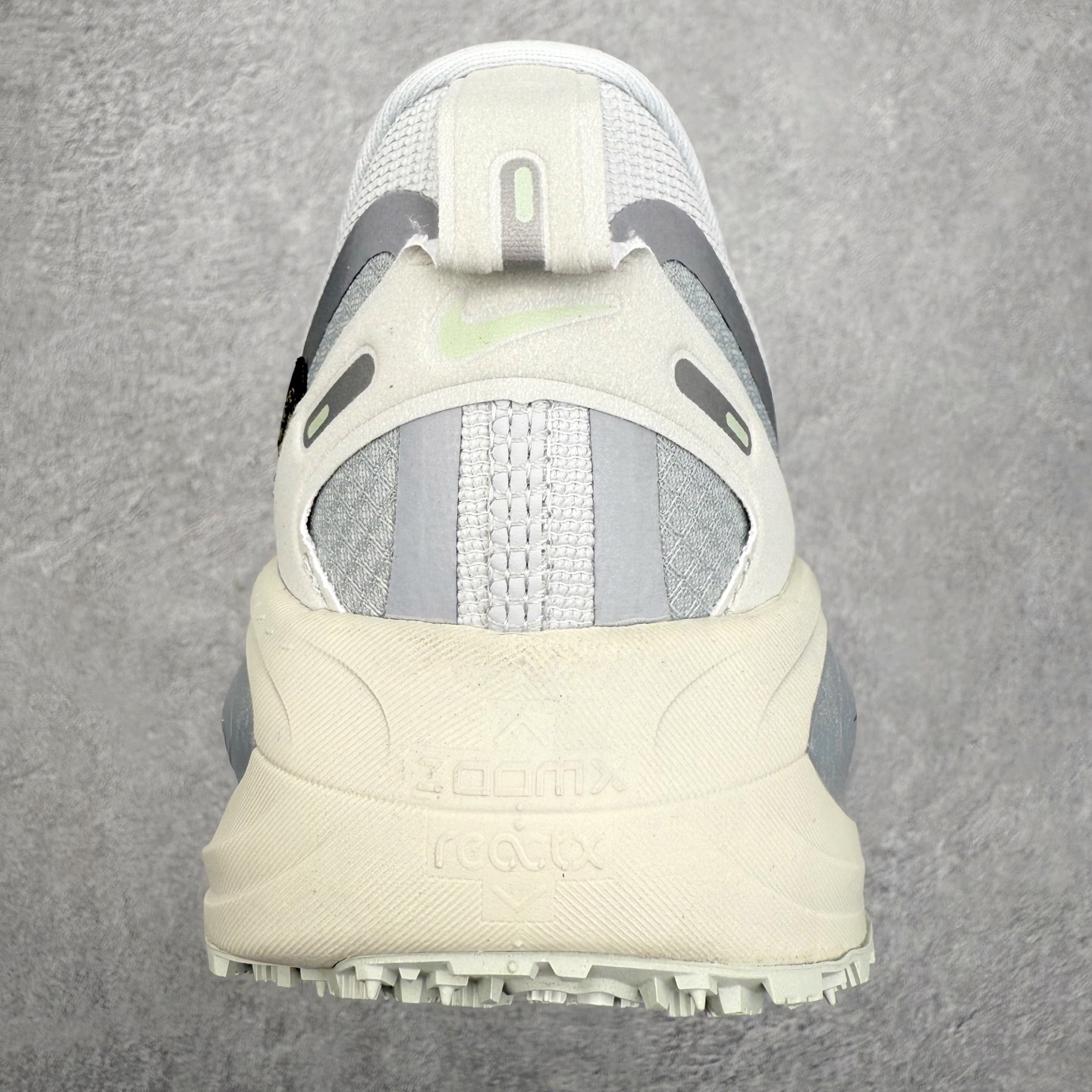 图片[8]-NK Vomero 18 GTX 时尚舒适 网布防滑耐磨 低帮跑步鞋 实拍调校N版已经零色差零失真 百分百还原实物色彩所见即所得 不存在货不对板色差等低级问题 选购参考实物拍摄 不混卖不参货 只用心做好货严格选品 承诺混一赔十 尺码：36 36.5 37.5 38 38.5 39 40 40.5 41 42 42.5 43 44 44.5 45-选品中心