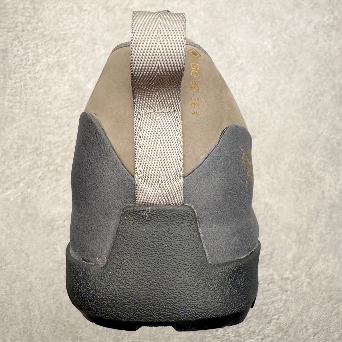 图片[8]-＃HP Arcteryx始祖鸟 Konseal 舒适简约百搭 防滑登山徒步鞋 Arcteryx中文名始祖鸟 加拿大户外服饰品牌 1989年创立于加拿大温哥华 始祖鸟来自加拿大海岸山脉 植根高山的专业户外品牌 始终秉承对精湛设计和工艺孜孜以求的准则 从1989年创立至今 Arcteryx始终不断在产品设计与做工上不惜工本 以满足始祖鸟的标准 品质、设计以及精简的理念造就了其良好的性能 并能满足严苛环境下的使用需求 尺码：39 40 41 42 43 44 45-选品中心