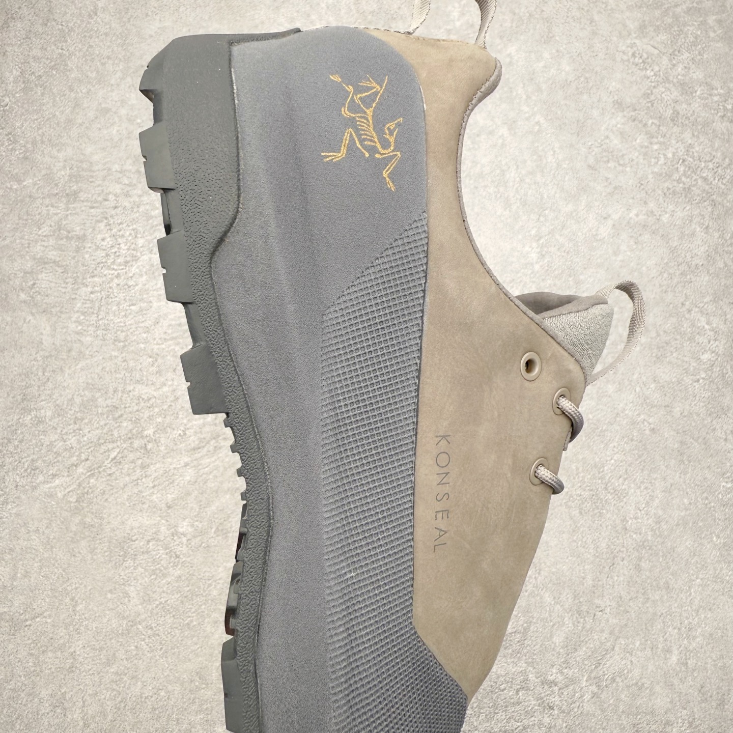 图片[6]-＃HP Arcteryx始祖鸟 Konseal 舒适简约百搭 防滑登山徒步鞋 Arcteryx中文名始祖鸟 加拿大户外服饰品牌 1989年创立于加拿大温哥华 始祖鸟来自加拿大海岸山脉 植根高山的专业户外品牌 始终秉承对精湛设计和工艺孜孜以求的准则 从1989年创立至今 Arcteryx始终不断在产品设计与做工上不惜工本 以满足始祖鸟的标准 品质、设计以及精简的理念造就了其良好的性能 并能满足严苛环境下的使用需求 尺码：39 40 41 42 43 44 45-选品中心