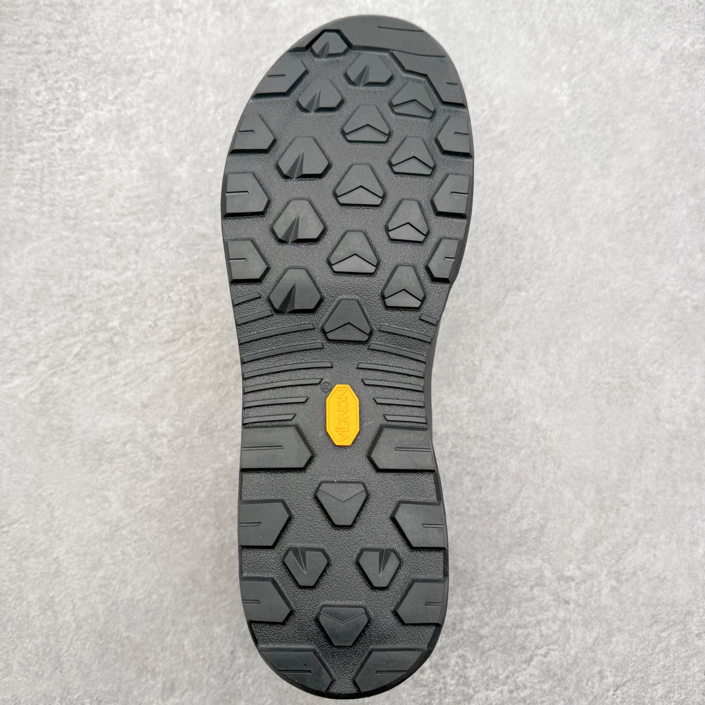 图片[9]-＃HP Arcteryx始祖鸟 Konseal 舒适简约百搭 防滑登山徒步鞋 Arcteryx中文名始祖鸟 加拿大户外服饰品牌 1989年创立于加拿大温哥华 始祖鸟来自加拿大海岸山脉 植根高山的专业户外品牌 始终秉承对精湛设计和工艺孜孜以求的准则 从1989年创立至今 Arcteryx始终不断在产品设计与做工上不惜工本 以满足始祖鸟的标准 品质、设计以及精简的理念造就了其良好的性能 并能满足严苛环境下的使用需求 尺码：39 40 41 42 43 44 45-选品中心