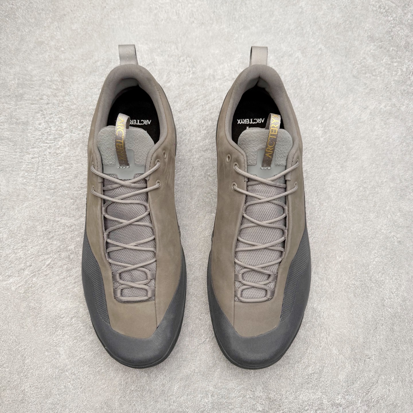 图片[2]-＃HP Arcteryx始祖鸟 Konseal 舒适简约百搭 防滑登山徒步鞋 Arcteryx中文名始祖鸟 加拿大户外服饰品牌 1989年创立于加拿大温哥华 始祖鸟来自加拿大海岸山脉 植根高山的专业户外品牌 始终秉承对精湛设计和工艺孜孜以求的准则 从1989年创立至今 Arcteryx始终不断在产品设计与做工上不惜工本 以满足始祖鸟的标准 品质、设计以及精简的理念造就了其良好的性能 并能满足严苛环境下的使用需求 尺码：39 40 41 42 43 44 45-选品中心