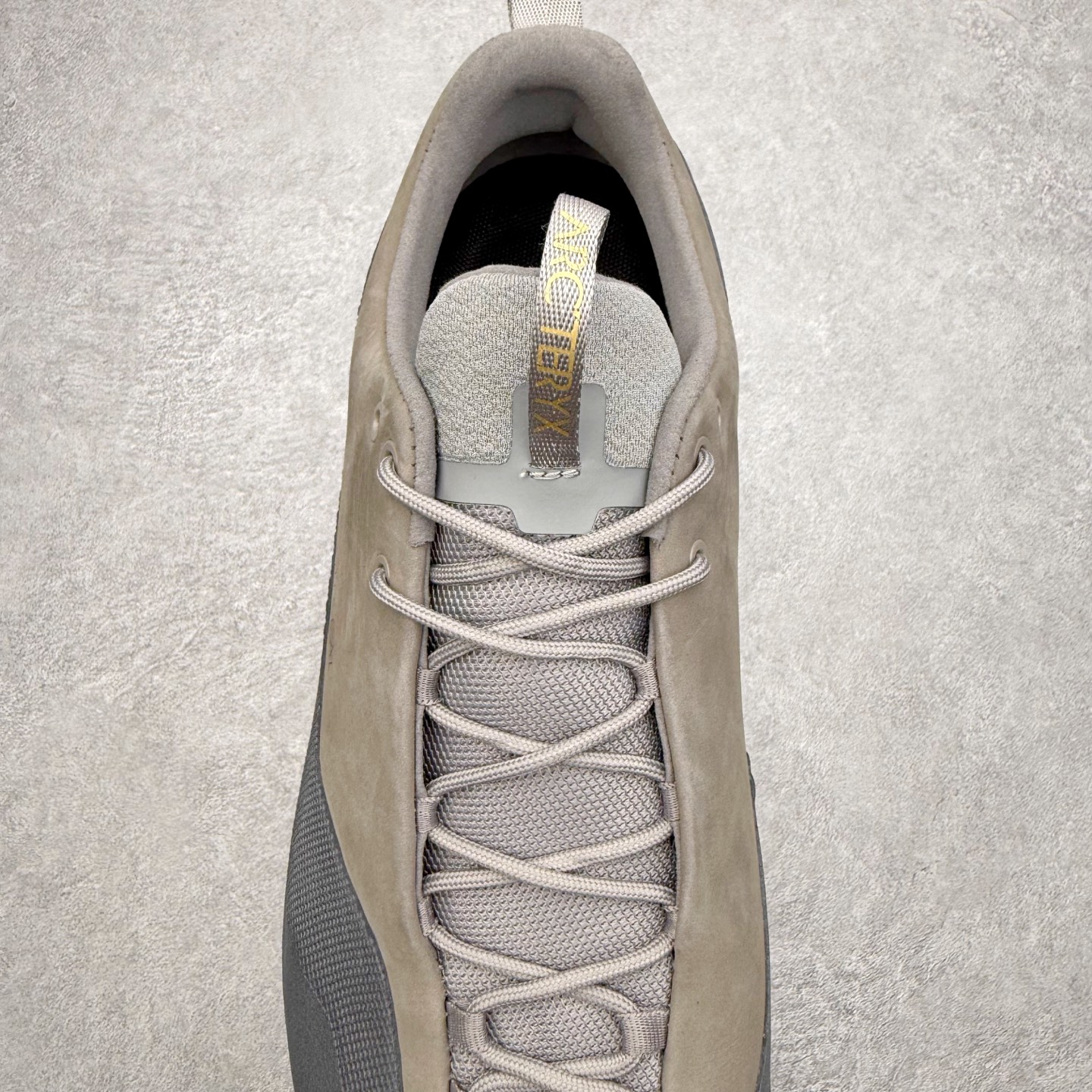 图片[5]-＃HP Arcteryx始祖鸟 Konseal 舒适简约百搭 防滑登山徒步鞋 Arcteryx中文名始祖鸟 加拿大户外服饰品牌 1989年创立于加拿大温哥华 始祖鸟来自加拿大海岸山脉 植根高山的专业户外品牌 始终秉承对精湛设计和工艺孜孜以求的准则 从1989年创立至今 Arcteryx始终不断在产品设计与做工上不惜工本 以满足始祖鸟的标准 品质、设计以及精简的理念造就了其良好的性能 并能满足严苛环境下的使用需求 尺码：39 40 41 42 43 44 45-选品中心