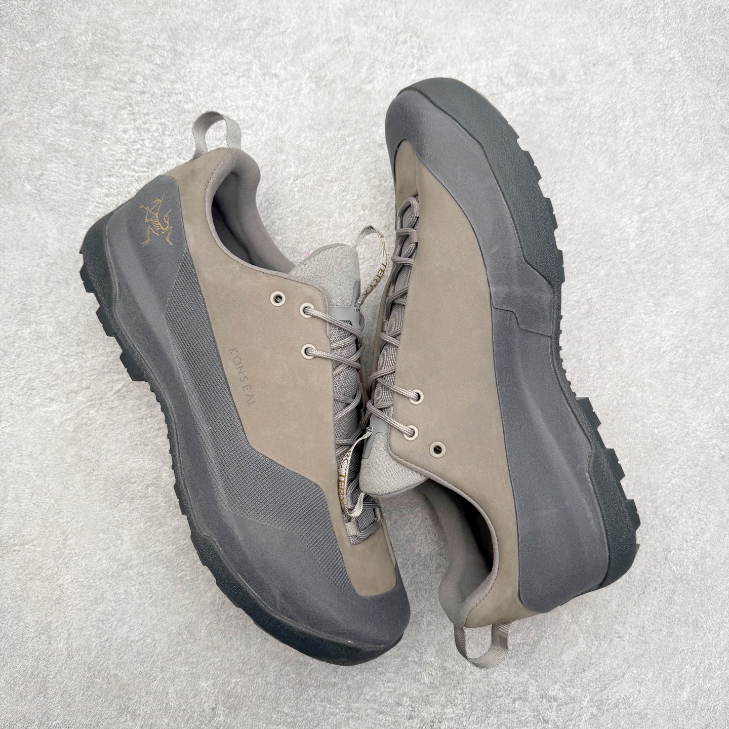 图片[3]-＃HP Arcteryx始祖鸟 Konseal 舒适简约百搭 防滑登山徒步鞋 Arcteryx中文名始祖鸟 加拿大户外服饰品牌 1989年创立于加拿大温哥华 始祖鸟来自加拿大海岸山脉 植根高山的专业户外品牌 始终秉承对精湛设计和工艺孜孜以求的准则 从1989年创立至今 Arcteryx始终不断在产品设计与做工上不惜工本 以满足始祖鸟的标准 品质、设计以及精简的理念造就了其良好的性能 并能满足严苛环境下的使用需求 尺码：39 40 41 42 43 44 45-选品中心