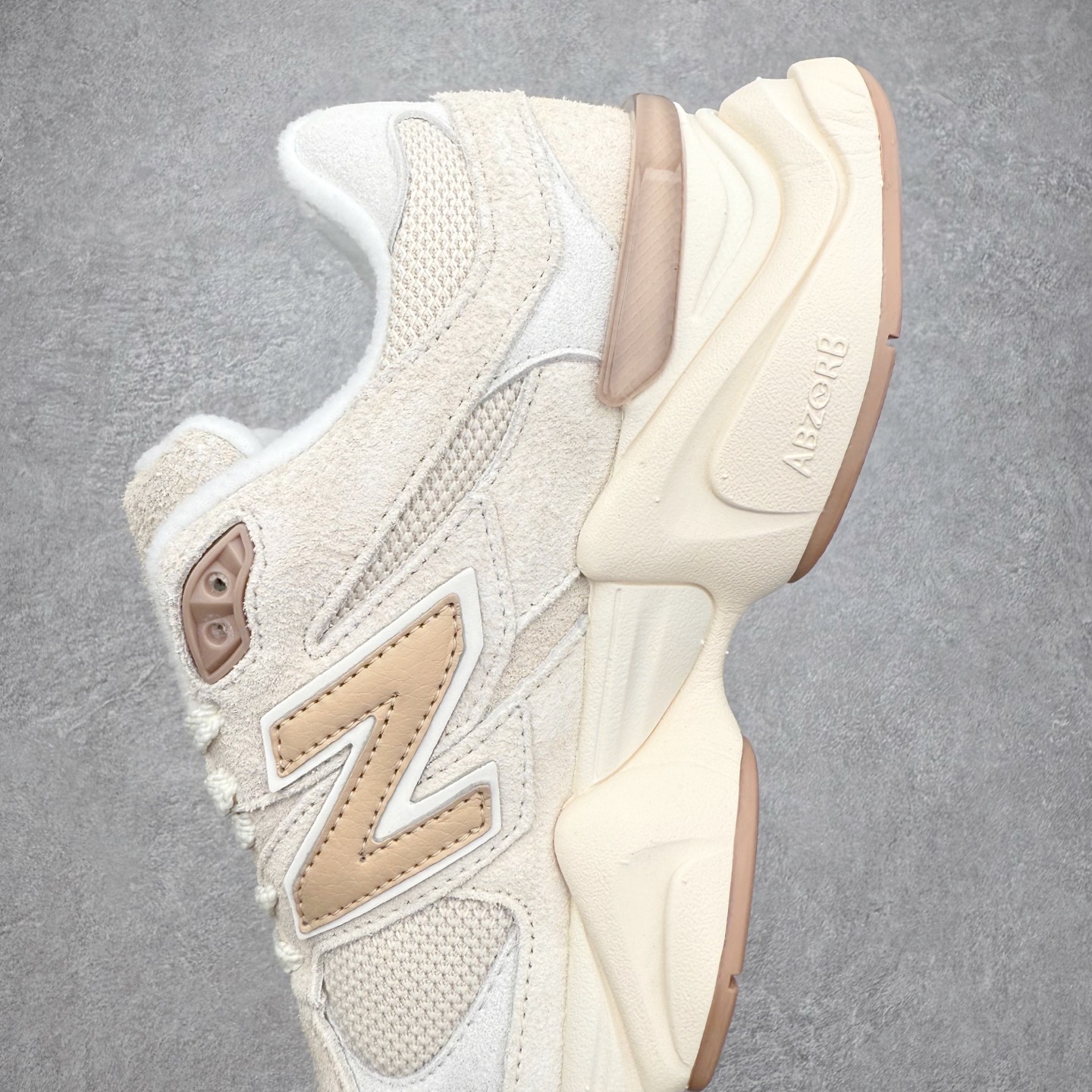 图片[7]-New Balance NB9060 复古运动鞋 新百伦又带来了新鞋型 并且是与芝加哥街头品牌 Joe Freshgoods 的联名款 鞋身主体采用了类似 990 系列的设计风格 与传统复古慢跑鞋区别不大 最大的变化就是鞋底部分 在传统设计的中底外层 增加了多个分区的模块 圆润的线条设计与我们熟悉的 New Balance 风格截然不同 但与同样充满弧形线条的鞋面搭配 看起来毫无违和感 尺码：36-45-选品中心
