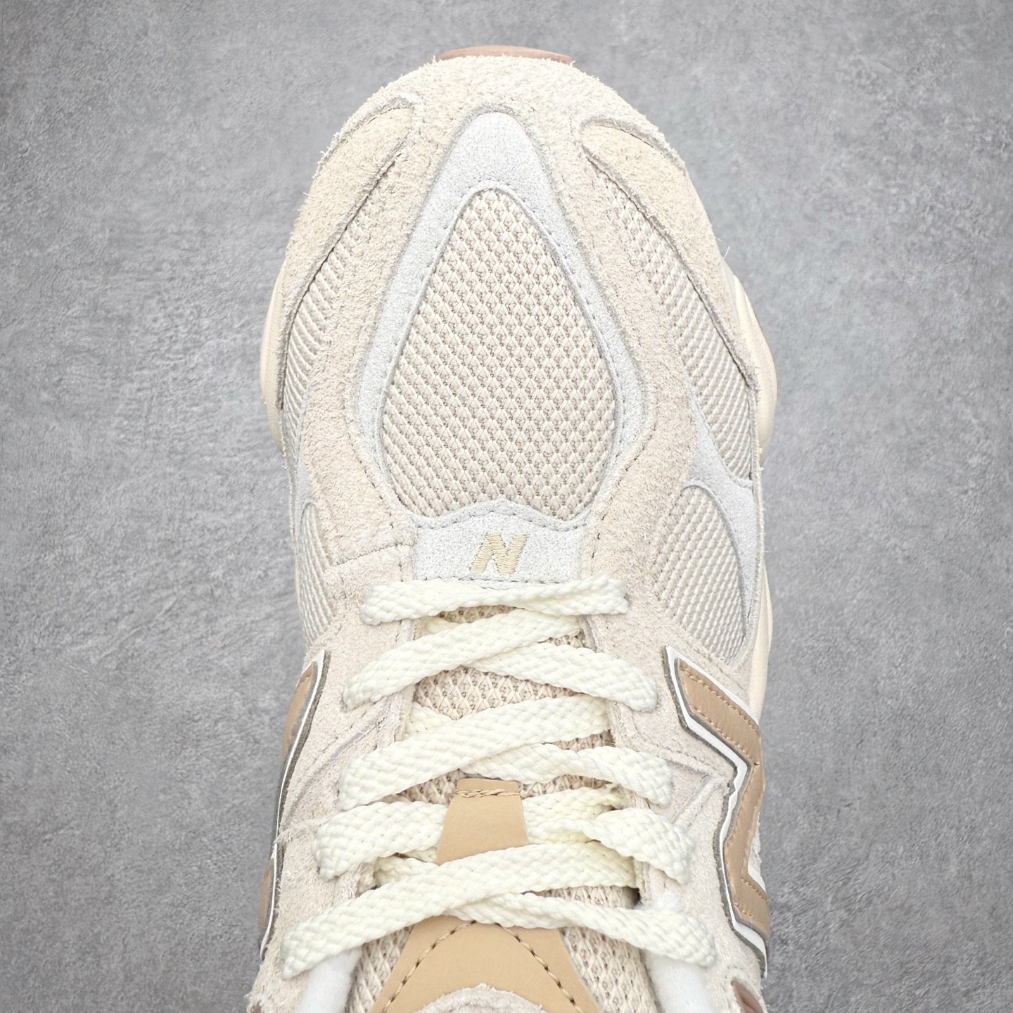 图片[4]-New Balance NB9060 复古运动鞋 新百伦又带来了新鞋型 并且是与芝加哥街头品牌 Joe Freshgoods 的联名款 鞋身主体采用了类似 990 系列的设计风格 与传统复古慢跑鞋区别不大 最大的变化就是鞋底部分 在传统设计的中底外层 增加了多个分区的模块 圆润的线条设计与我们熟悉的 New Balance 风格截然不同 但与同样充满弧形线条的鞋面搭配 看起来毫无违和感 尺码：36-45-选品中心