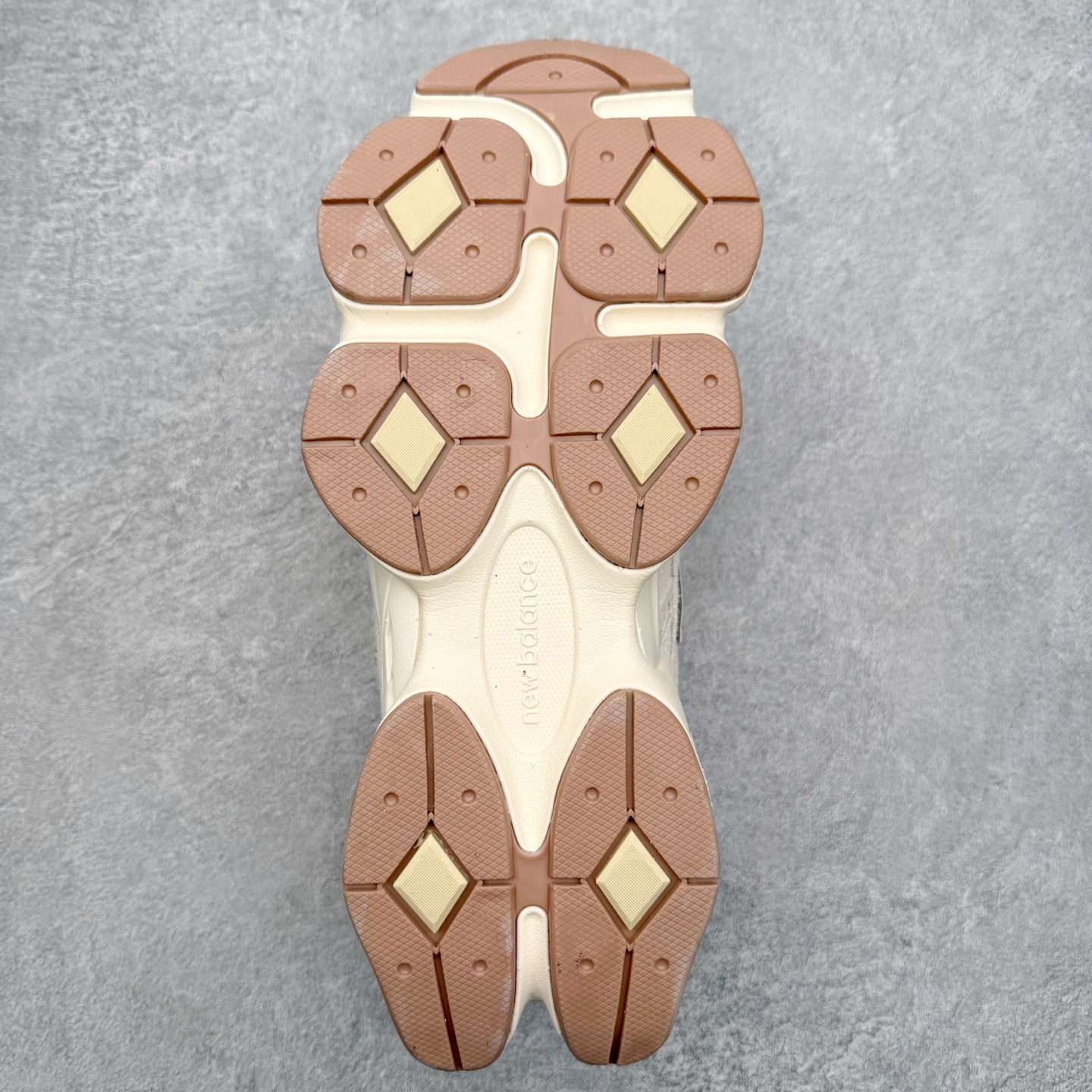 图片[9]-New Balance NB9060 复古运动鞋 新百伦又带来了新鞋型 并且是与芝加哥街头品牌 Joe Freshgoods 的联名款 鞋身主体采用了类似 990 系列的设计风格 与传统复古慢跑鞋区别不大 最大的变化就是鞋底部分 在传统设计的中底外层 增加了多个分区的模块 圆润的线条设计与我们熟悉的 New Balance 风格截然不同 但与同样充满弧形线条的鞋面搭配 看起来毫无违和感 尺码：36-45-选品中心