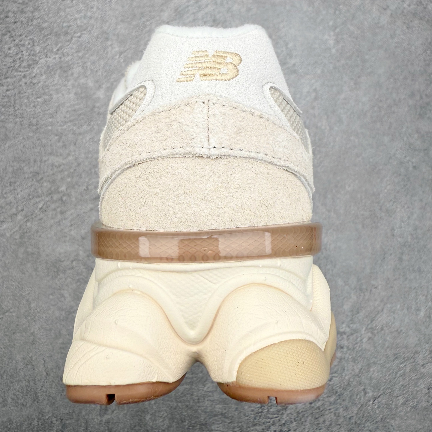 图片[8]-New Balance NB9060 复古运动鞋 新百伦又带来了新鞋型 并且是与芝加哥街头品牌 Joe Freshgoods 的联名款 鞋身主体采用了类似 990 系列的设计风格 与传统复古慢跑鞋区别不大 最大的变化就是鞋底部分 在传统设计的中底外层 增加了多个分区的模块 圆润的线条设计与我们熟悉的 New Balance 风格截然不同 但与同样充满弧形线条的鞋面搭配 看起来毫无违和感 尺码：36-45-选品中心