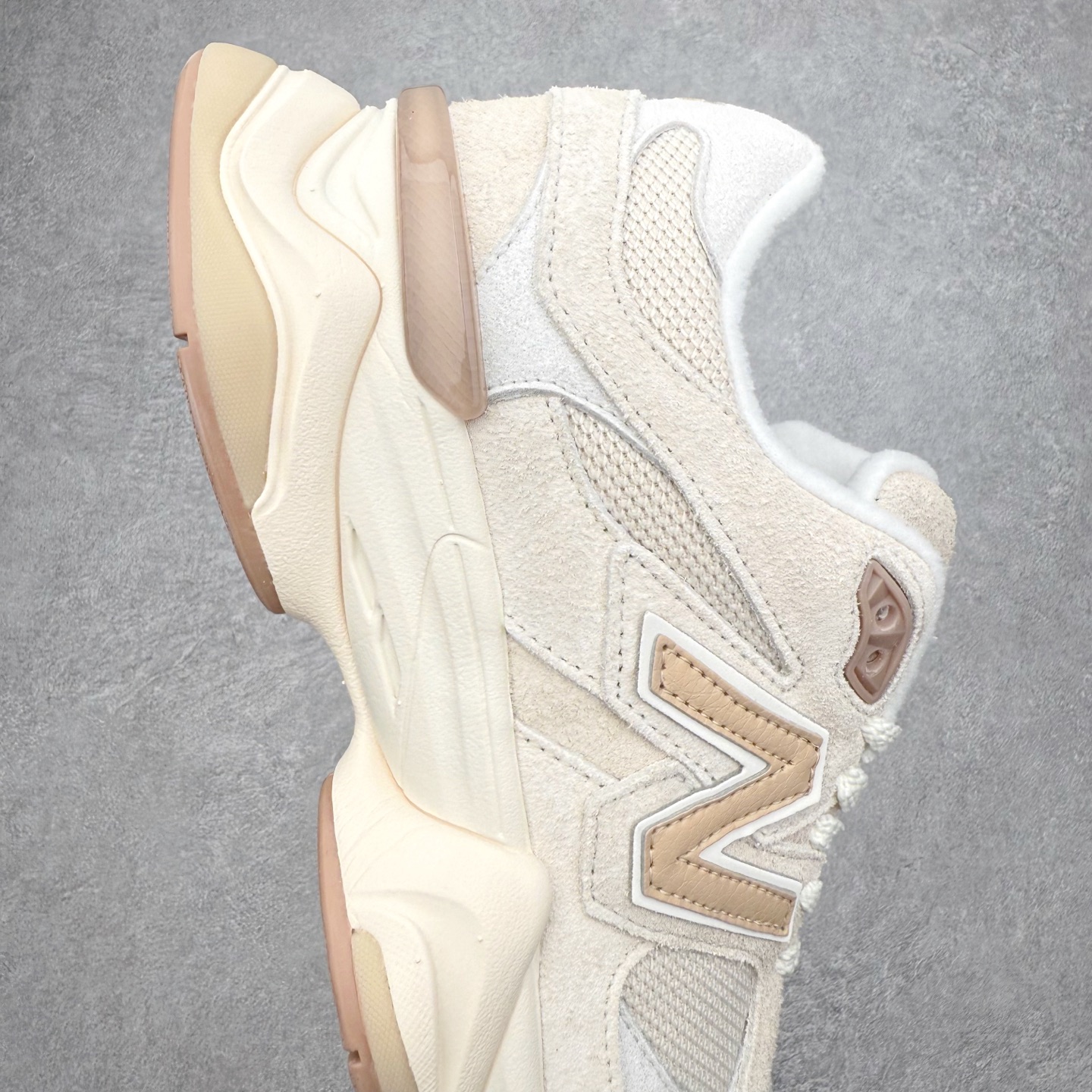 图片[6]-New Balance NB9060 复古运动鞋 新百伦又带来了新鞋型 并且是与芝加哥街头品牌 Joe Freshgoods 的联名款 鞋身主体采用了类似 990 系列的设计风格 与传统复古慢跑鞋区别不大 最大的变化就是鞋底部分 在传统设计的中底外层 增加了多个分区的模块 圆润的线条设计与我们熟悉的 New Balance 风格截然不同 但与同样充满弧形线条的鞋面搭配 看起来毫无违和感 尺码：36-45-选品中心