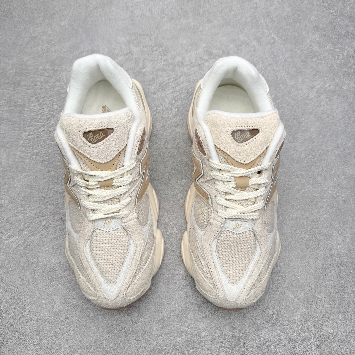 图片[2]-New Balance NB9060 复古运动鞋 新百伦又带来了新鞋型 并且是与芝加哥街头品牌 Joe Freshgoods 的联名款 鞋身主体采用了类似 990 系列的设计风格 与传统复古慢跑鞋区别不大 最大的变化就是鞋底部分 在传统设计的中底外层 增加了多个分区的模块 圆润的线条设计与我们熟悉的 New Balance 风格截然不同 但与同样充满弧形线条的鞋面搭配 看起来毫无违和感 尺码：36-45-选品中心