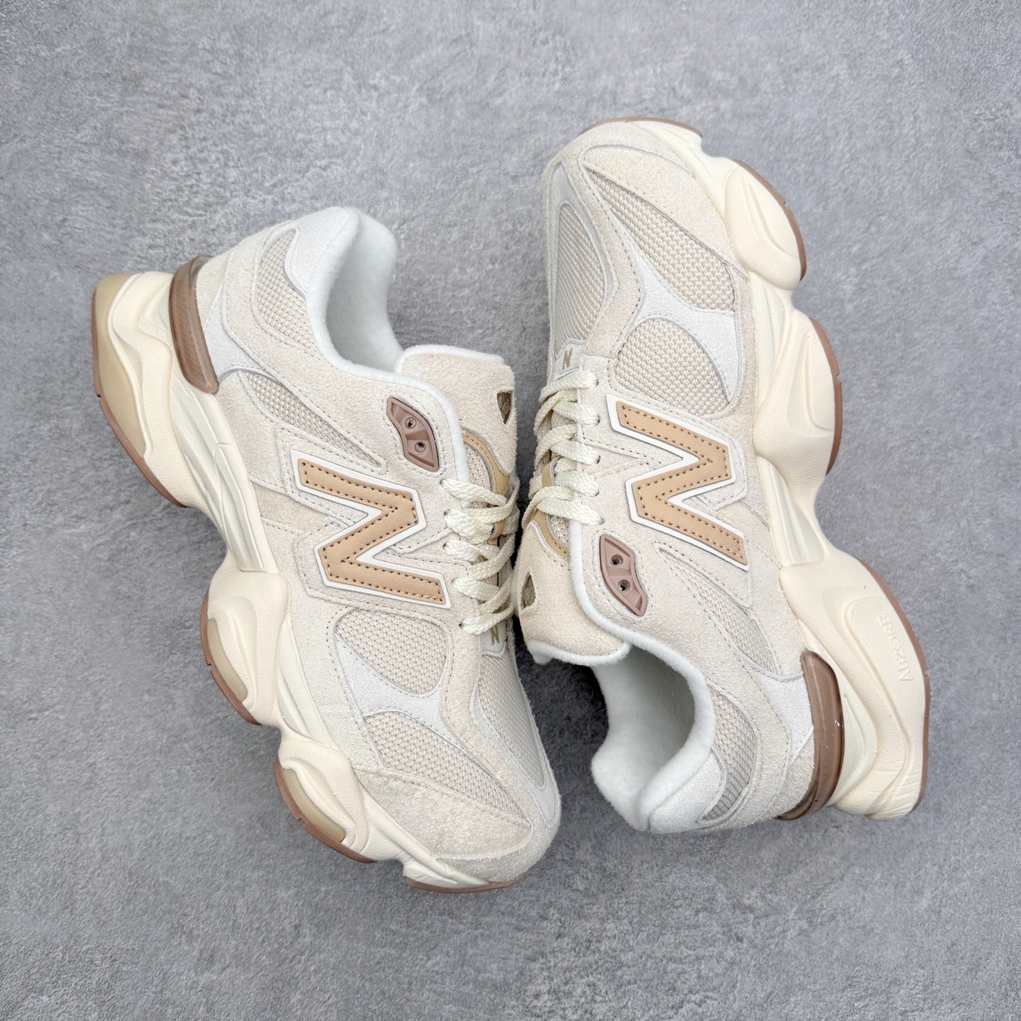 图片[3]-New Balance NB9060 复古运动鞋 新百伦又带来了新鞋型 并且是与芝加哥街头品牌 Joe Freshgoods 的联名款 鞋身主体采用了类似 990 系列的设计风格 与传统复古慢跑鞋区别不大 最大的变化就是鞋底部分 在传统设计的中底外层 增加了多个分区的模块 圆润的线条设计与我们熟悉的 New Balance 风格截然不同 但与同样充满弧形线条的鞋面搭配 看起来毫无违和感 尺码：36-45-选品中心