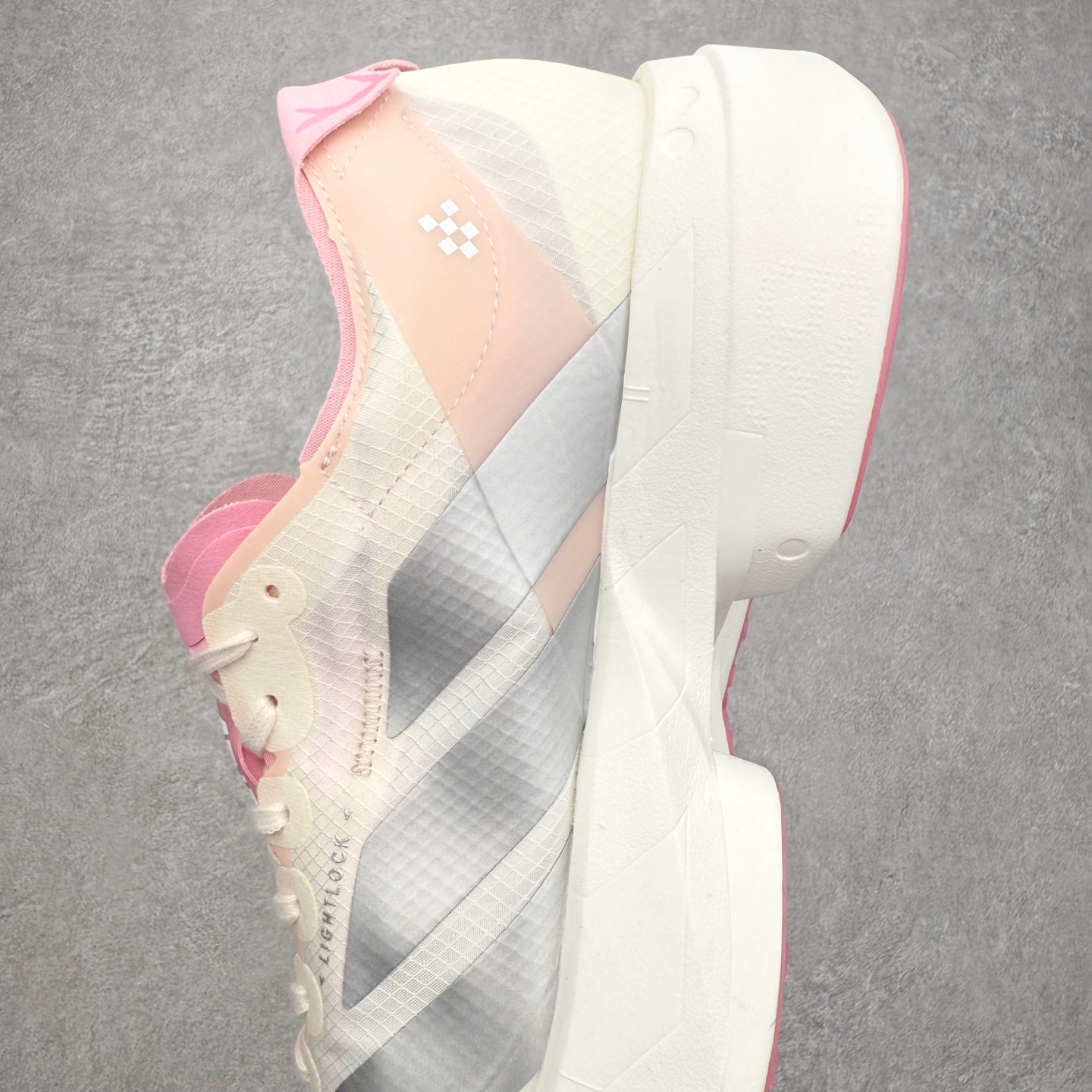 图片[7]-AD Adizero Adios Pro 4 马拉松竞速专业跑鞋 JQ4445 CELERMESH针织网面非常轻薄 纤维间的缝隙很大 可以保证跑步时的透气、排汗效果 鞋舌直接与两侧的内衬和鞋底连接在一起 在跑步过程中不会被鞋舌的左右移动所困扰 在标准鞋带孔的基础上再拓宽一组鞋带孔 适合不同脚型的需求 突破性 EnergyRods 技术，有助于跑者实现更好的成绩 中底独特的LIGHTSTRIKE PRO泡棉材质 微弹感觉在跑步过程中给予了良好的支撑体验 对于顶级精英和高水平进阶跑者来说 ADIOS PRO是一双值得信赖的竞速比赛用鞋 尺码：36 36.5 37.5 38 38.5 39 40 40.5 41 42 42.5 43 44 44.5 45-选品中心