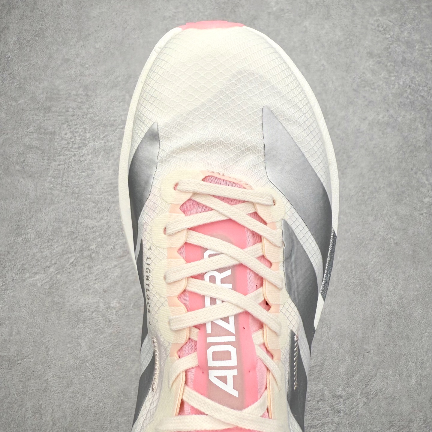 图片[4]-AD Adizero Adios Pro 4 马拉松竞速专业跑鞋 JQ4445 CELERMESH针织网面非常轻薄 纤维间的缝隙很大 可以保证跑步时的透气、排汗效果 鞋舌直接与两侧的内衬和鞋底连接在一起 在跑步过程中不会被鞋舌的左右移动所困扰 在标准鞋带孔的基础上再拓宽一组鞋带孔 适合不同脚型的需求 突破性 EnergyRods 技术，有助于跑者实现更好的成绩 中底独特的LIGHTSTRIKE PRO泡棉材质 微弹感觉在跑步过程中给予了良好的支撑体验 对于顶级精英和高水平进阶跑者来说 ADIOS PRO是一双值得信赖的竞速比赛用鞋 尺码：36 36.5 37.5 38 38.5 39 40 40.5 41 42 42.5 43 44 44.5 45-选品中心