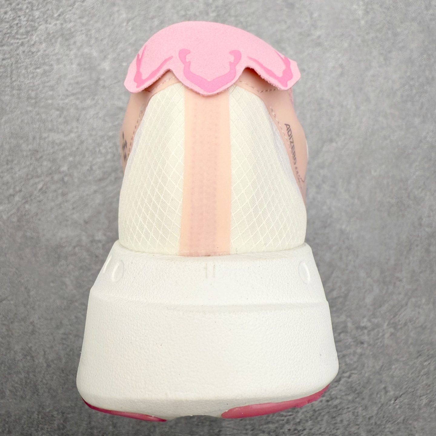 图片[8]-AD Adizero Adios Pro 4 马拉松竞速专业跑鞋 JQ4445 CELERMESH针织网面非常轻薄 纤维间的缝隙很大 可以保证跑步时的透气、排汗效果 鞋舌直接与两侧的内衬和鞋底连接在一起 在跑步过程中不会被鞋舌的左右移动所困扰 在标准鞋带孔的基础上再拓宽一组鞋带孔 适合不同脚型的需求 突破性 EnergyRods 技术，有助于跑者实现更好的成绩 中底独特的LIGHTSTRIKE PRO泡棉材质 微弹感觉在跑步过程中给予了良好的支撑体验 对于顶级精英和高水平进阶跑者来说 ADIOS PRO是一双值得信赖的竞速比赛用鞋 尺码：36 36.5 37.5 38 38.5 39 40 40.5 41 42 42.5 43 44 44.5 45-选品中心