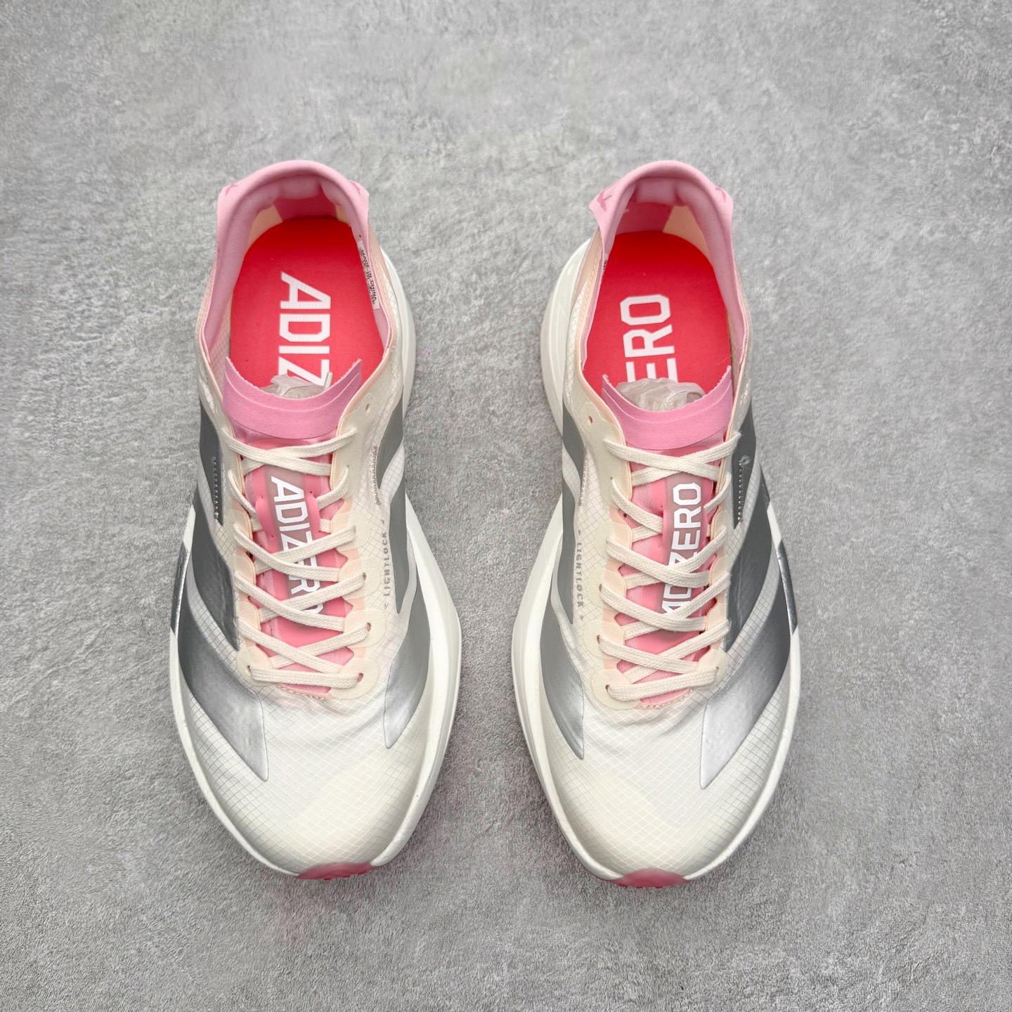 图片[2]-AD Adizero Adios Pro 4 马拉松竞速专业跑鞋 JQ4445 CELERMESH针织网面非常轻薄 纤维间的缝隙很大 可以保证跑步时的透气、排汗效果 鞋舌直接与两侧的内衬和鞋底连接在一起 在跑步过程中不会被鞋舌的左右移动所困扰 在标准鞋带孔的基础上再拓宽一组鞋带孔 适合不同脚型的需求 突破性 EnergyRods 技术，有助于跑者实现更好的成绩 中底独特的LIGHTSTRIKE PRO泡棉材质 微弹感觉在跑步过程中给予了良好的支撑体验 对于顶级精英和高水平进阶跑者来说 ADIOS PRO是一双值得信赖的竞速比赛用鞋 尺码：36 36.5 37.5 38 38.5 39 40 40.5 41 42 42.5 43 44 44.5 45-选品中心