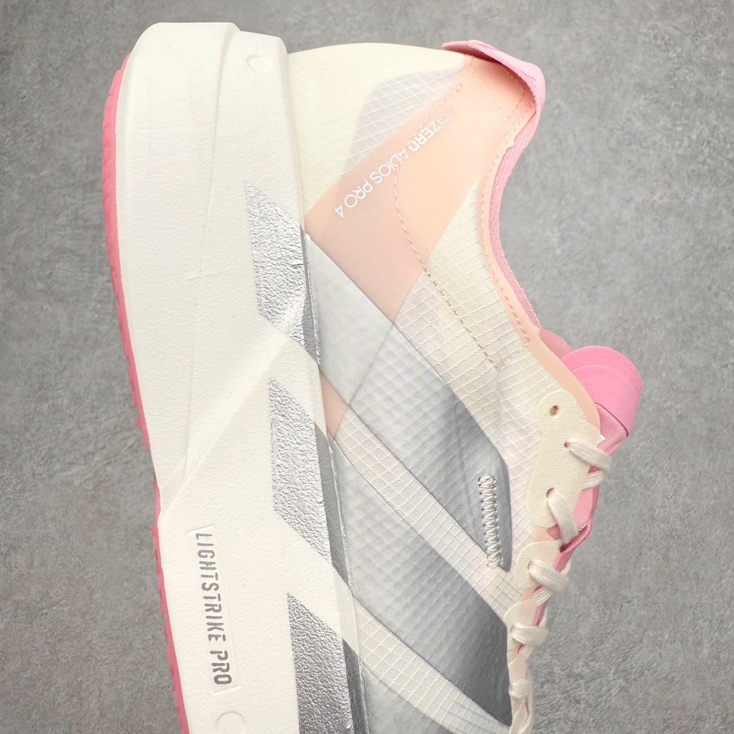 图片[6]-AD Adizero Adios Pro 4 马拉松竞速专业跑鞋 JQ4445 CELERMESH针织网面非常轻薄 纤维间的缝隙很大 可以保证跑步时的透气、排汗效果 鞋舌直接与两侧的内衬和鞋底连接在一起 在跑步过程中不会被鞋舌的左右移动所困扰 在标准鞋带孔的基础上再拓宽一组鞋带孔 适合不同脚型的需求 突破性 EnergyRods 技术，有助于跑者实现更好的成绩 中底独特的LIGHTSTRIKE PRO泡棉材质 微弹感觉在跑步过程中给予了良好的支撑体验 对于顶级精英和高水平进阶跑者来说 ADIOS PRO是一双值得信赖的竞速比赛用鞋 尺码：36 36.5 37.5 38 38.5 39 40 40.5 41 42 42.5 43 44 44.5 45-选品中心