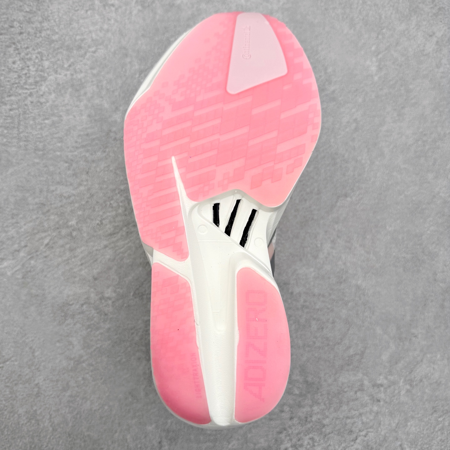 图片[9]-AD Adizero Adios Pro 4 马拉松竞速专业跑鞋 JQ4445 CELERMESH针织网面非常轻薄 纤维间的缝隙很大 可以保证跑步时的透气、排汗效果 鞋舌直接与两侧的内衬和鞋底连接在一起 在跑步过程中不会被鞋舌的左右移动所困扰 在标准鞋带孔的基础上再拓宽一组鞋带孔 适合不同脚型的需求 突破性 EnergyRods 技术，有助于跑者实现更好的成绩 中底独特的LIGHTSTRIKE PRO泡棉材质 微弹感觉在跑步过程中给予了良好的支撑体验 对于顶级精英和高水平进阶跑者来说 ADIOS PRO是一双值得信赖的竞速比赛用鞋 尺码：36 36.5 37.5 38 38.5 39 40 40.5 41 42 42.5 43 44 44.5 45-选品中心