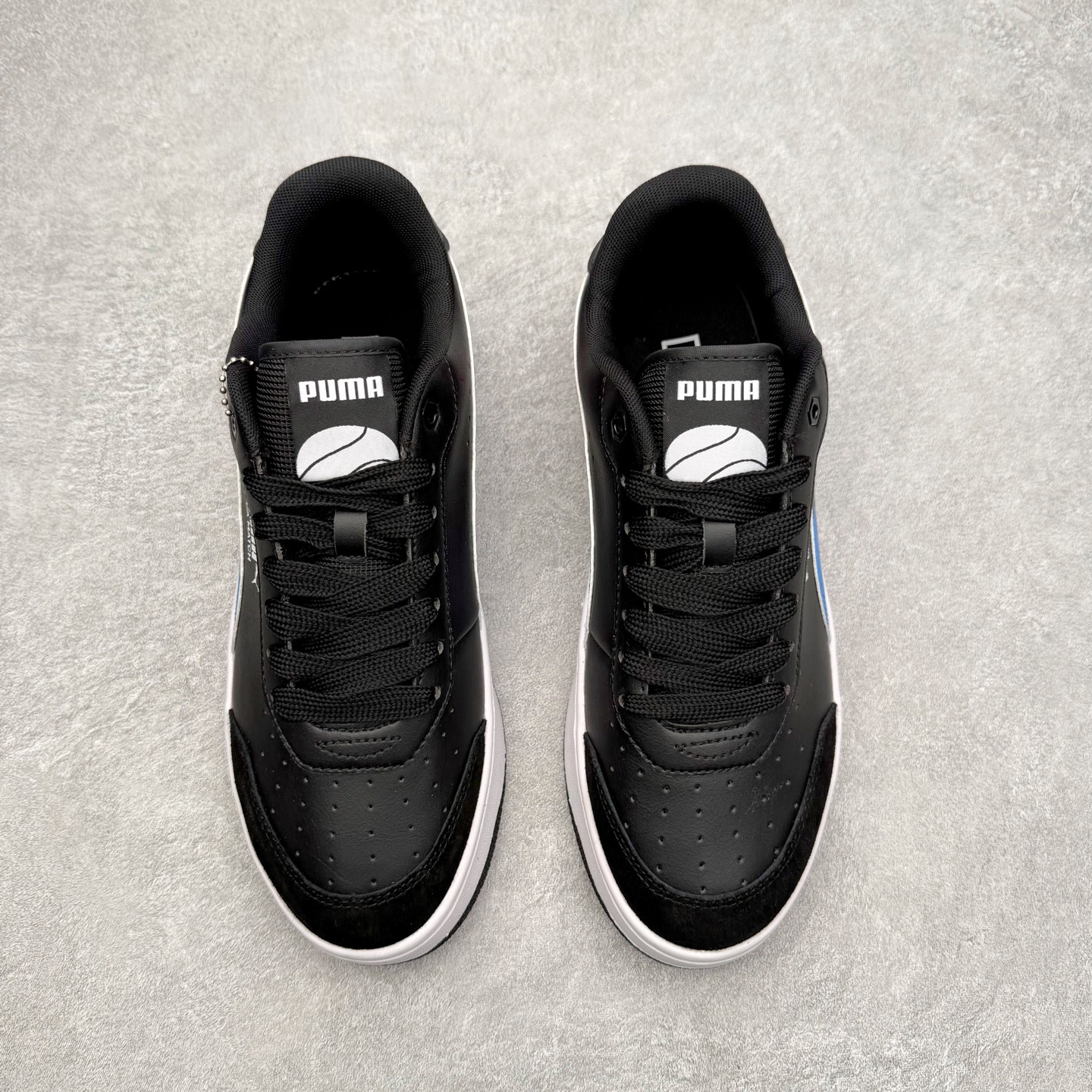 图片[2]-PUMA彪马 BMW M Motorsport RBD Break 彪马新款面包鞋男女同款复古休闲板鞋 赠送一双鞋带 鞋身通体采用细腻的麂皮材质 厚实柔软 质感出众 鞋侧保留PUMA标志性跑道图案 侧面与后跟点缀金属色PUMA LOGO 兼具辨识度与细节感 加厚鞋垫、饱满鞋舌 搭配加宽扁形鞋带 使得穿着感更加贴合与舒适 值得一提的是 本季SUEDE XL鞋款以黑色、红色及蓝色最为瞩目 经典黑的配色 在低调之余可轻松驾驭任何潮流风格造型 而高饱和度的配色 则是当之无愧的早春出街利器 尺码：36 37 37.5 38 38.5 39 40 40.5 41 42 42.5 43 44 45-选品中心