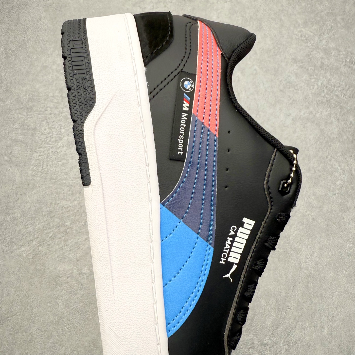 图片[6]-PUMA彪马 BMW M Motorsport RBD Break 彪马新款面包鞋男女同款复古休闲板鞋 赠送一双鞋带 鞋身通体采用细腻的麂皮材质 厚实柔软 质感出众 鞋侧保留PUMA标志性跑道图案 侧面与后跟点缀金属色PUMA LOGO 兼具辨识度与细节感 加厚鞋垫、饱满鞋舌 搭配加宽扁形鞋带 使得穿着感更加贴合与舒适 值得一提的是 本季SUEDE XL鞋款以黑色、红色及蓝色最为瞩目 经典黑的配色 在低调之余可轻松驾驭任何潮流风格造型 而高饱和度的配色 则是当之无愧的早春出街利器 尺码：36 37 37.5 38 38.5 39 40 40.5 41 42 42.5 43 44 45-选品中心